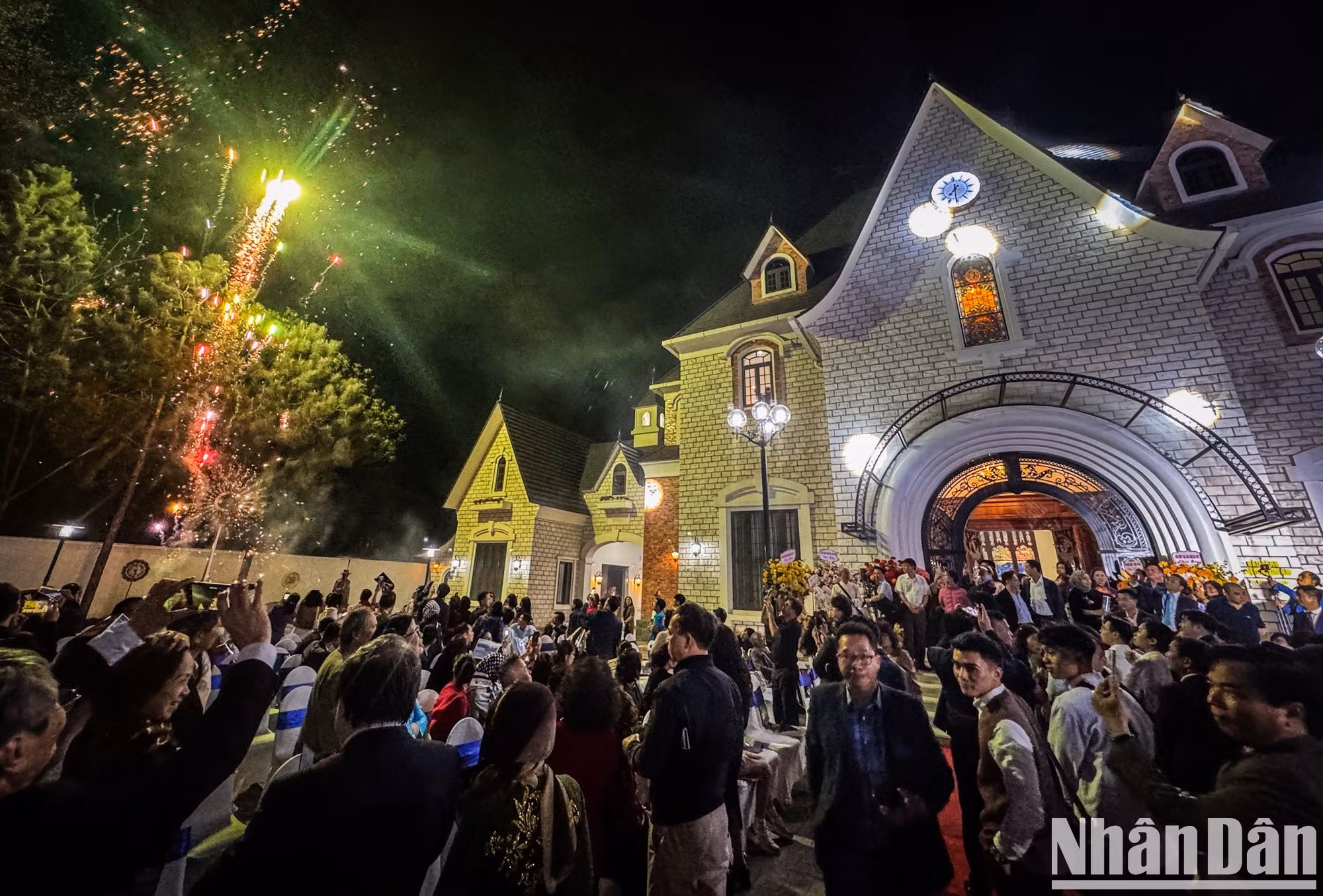 Abierto el 15 de marzo en el Campamento de Da Vinci, en la comuna de Ba Vi del homónimo distrito, luego tras tres años de construcción, el museo proporciona un espacio de arte, cultura y creatividad representado por el vidrio coloreado.