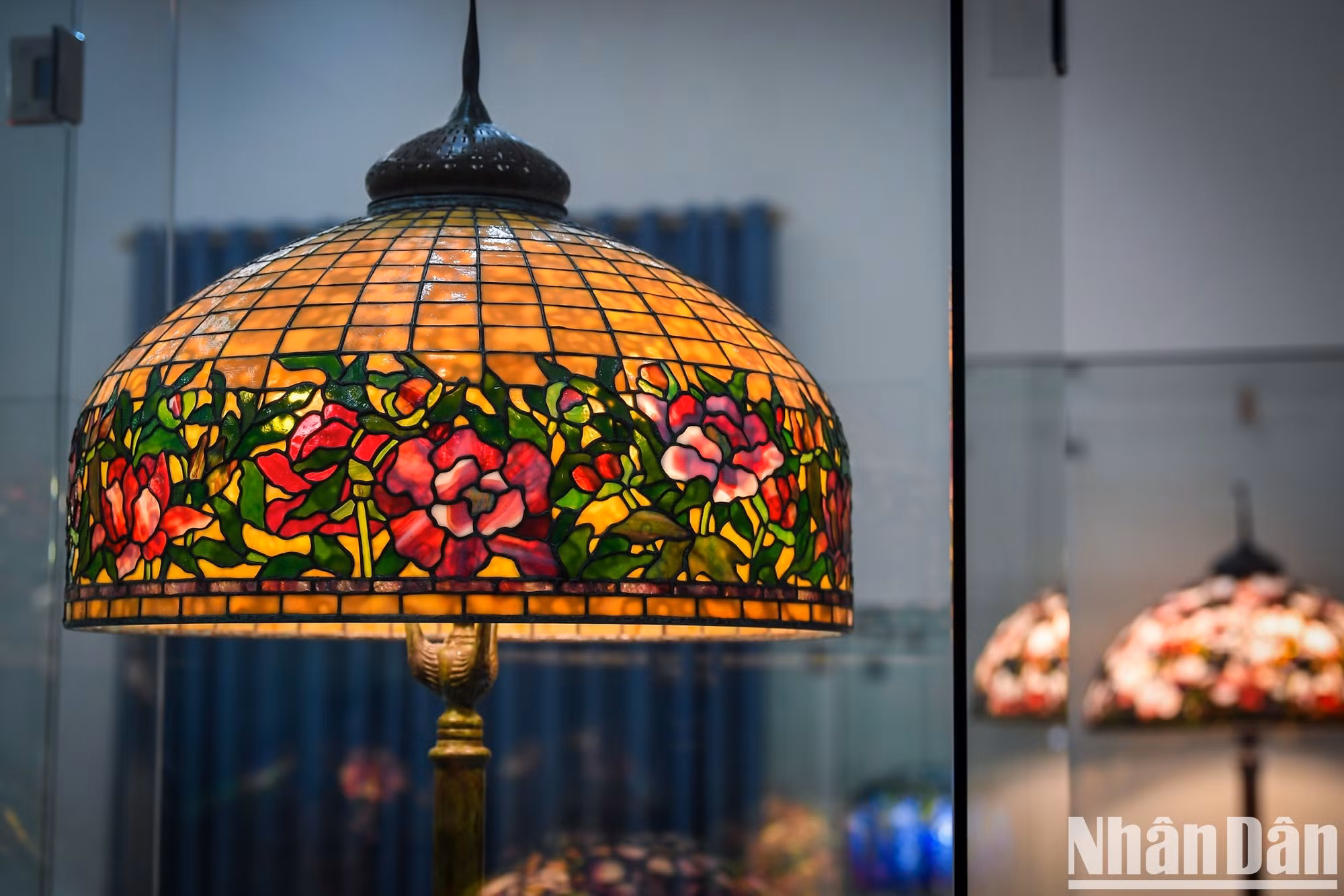 Una lámpara con elaborados patrones del vidrio Tiffany, uno de los estilos de cristal más famosos en Estados Unidos a finales del siglo XIX e inicios del XX.