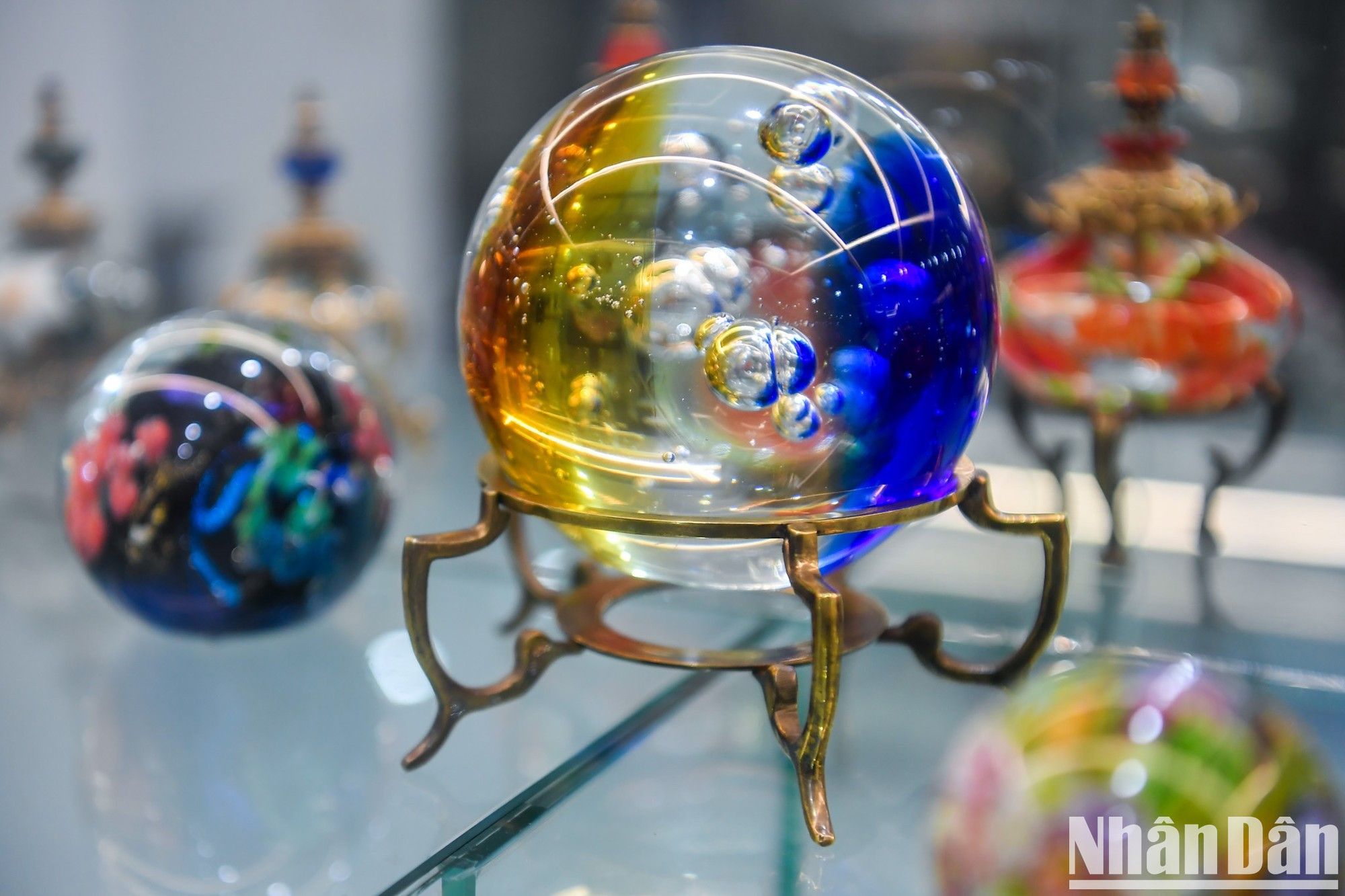 Numerosos vitrales del museo son dicroicos o luminiscentes. Estos cambian de color en función del ángulo de visión y del nivel de exposición a la luz.