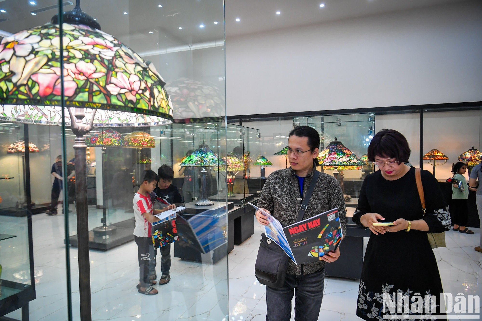 El museo no solo sirve para exhibir, sino también como lugar de interacción que ayuda al público a familiarizarse con el arte del vidrio.