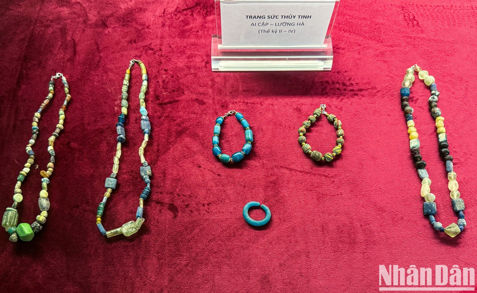 Las tres principales áreas de exhibición del museo disponen de objetos relacionados con la historia del arte en vidrio y del vidrio arqueológico, así como de productos en cuya fabricación se aplica el vidrio de colores. También hay archivos sobre la historia y las técnicas de este ámbito de todo el mundo.