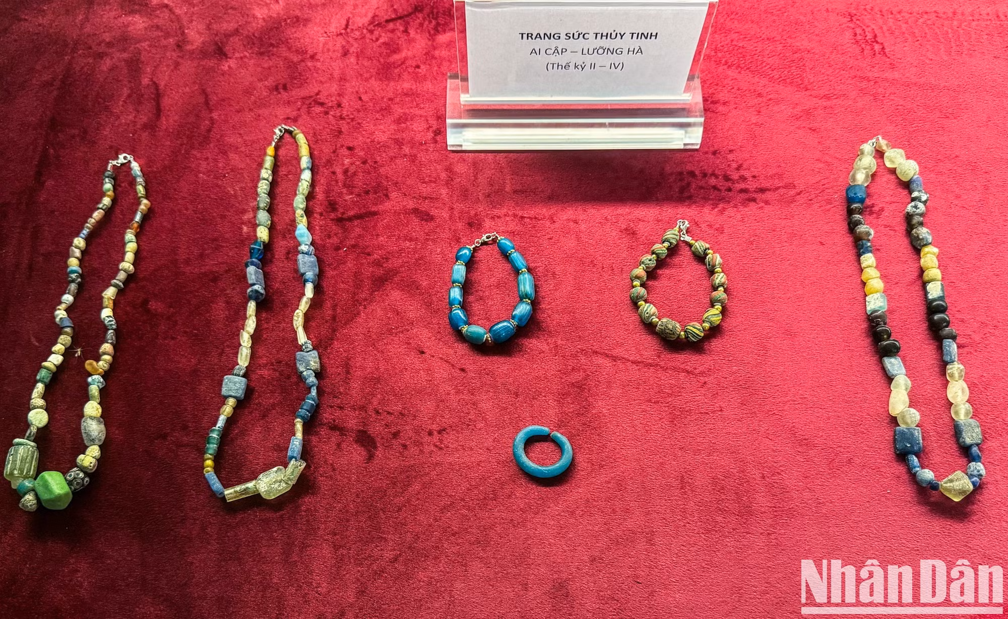 Las tres principales áreas de exhibición del museo disponen de objetos relacionados con la historia del arte en vidrio y del vidrio arqueológico, así como de productos en cuya fabricación se aplica el vidrio de colores. También hay archivos sobre la historia y las técnicas de este ámbito de todo el mundo.