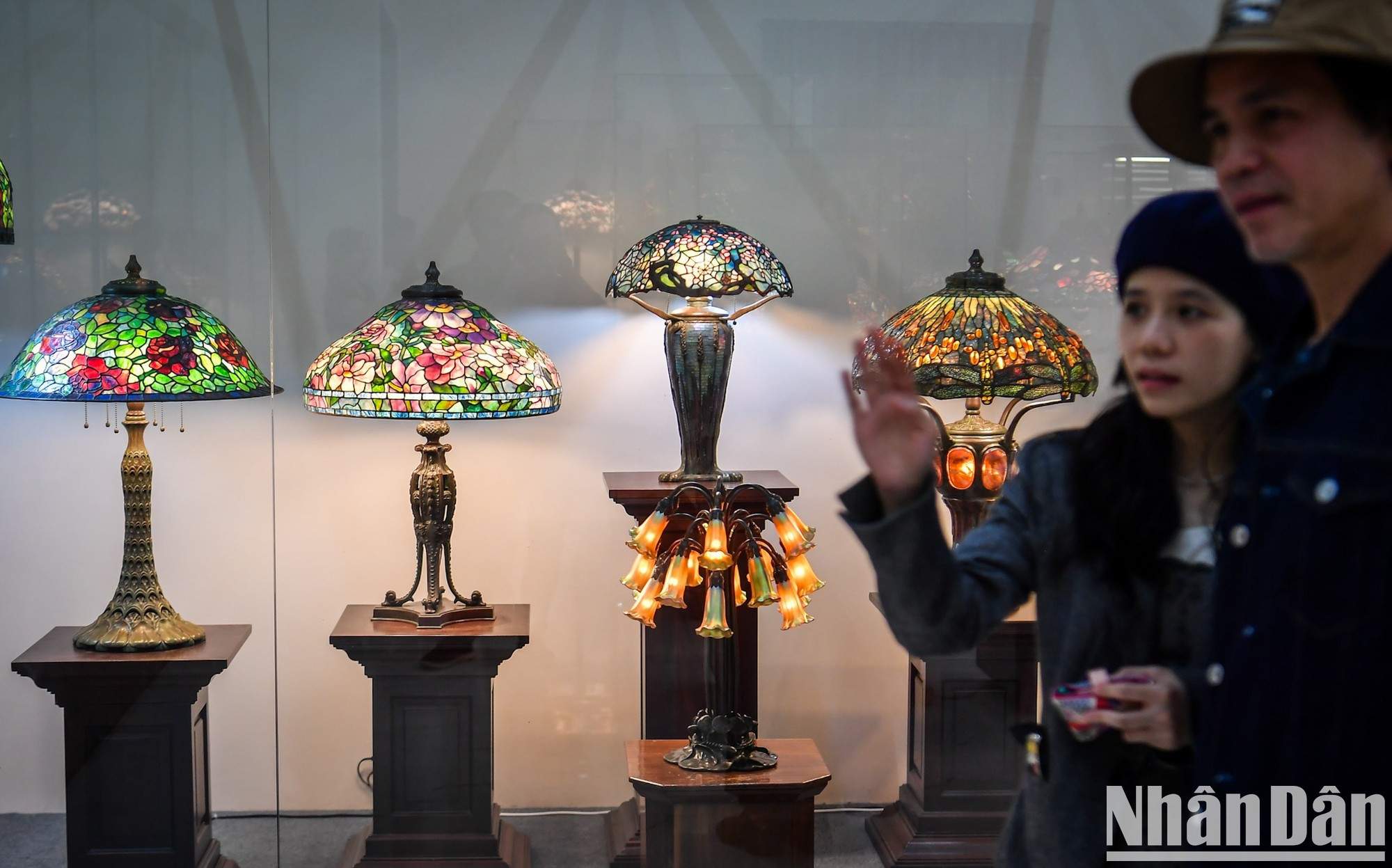 También hay una zona para obras artísticas contemporáneas de diferentes escuelas de fabricación como las de los talleres Murano (Italia), Bohemian (República Checa) y Tiffany (Estados Unidos), o las pertenecientes a las gamas de vidrio policromático, vidrio dicroico y vidrio luminiscente.