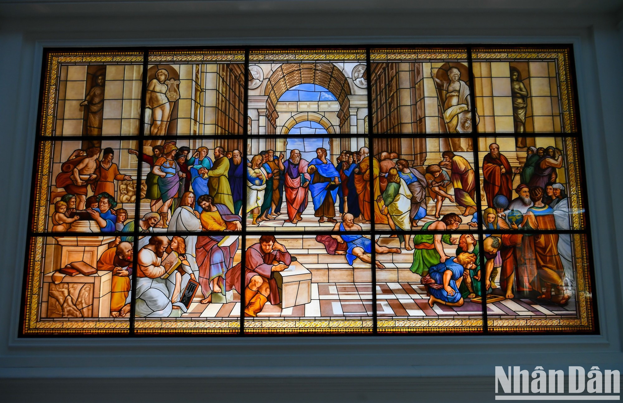 Entre los platos fuertes del espacio museístico se encuentra la recreación del ilustre fresco La escuela de Atenas, una de las pinturas más destacadas del artista renacentista italiano Rafael Sanzio.