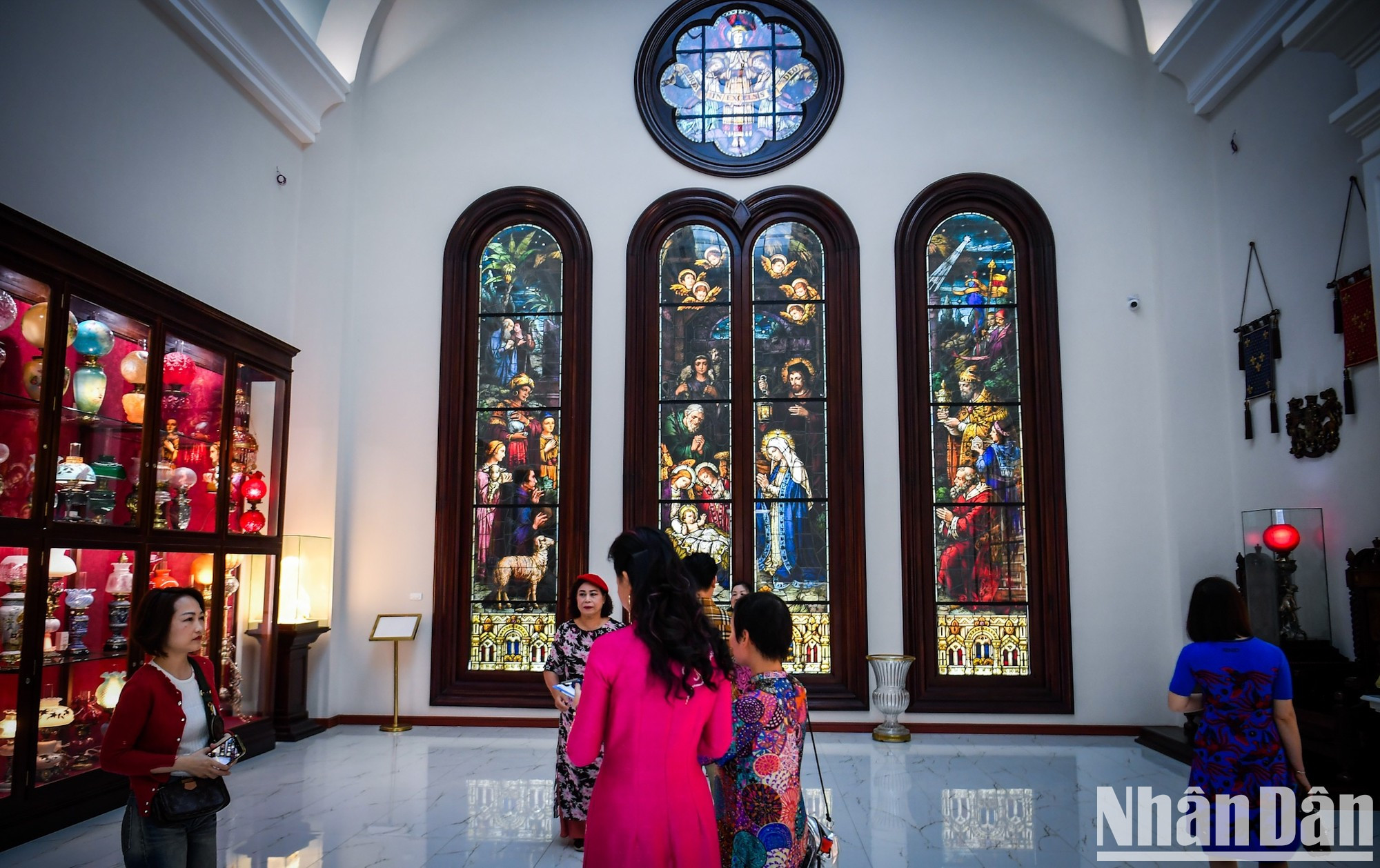 El interior del establecimiento se inunda de luz y colores gracias a las dos mil vidrieras de diversos tipos.