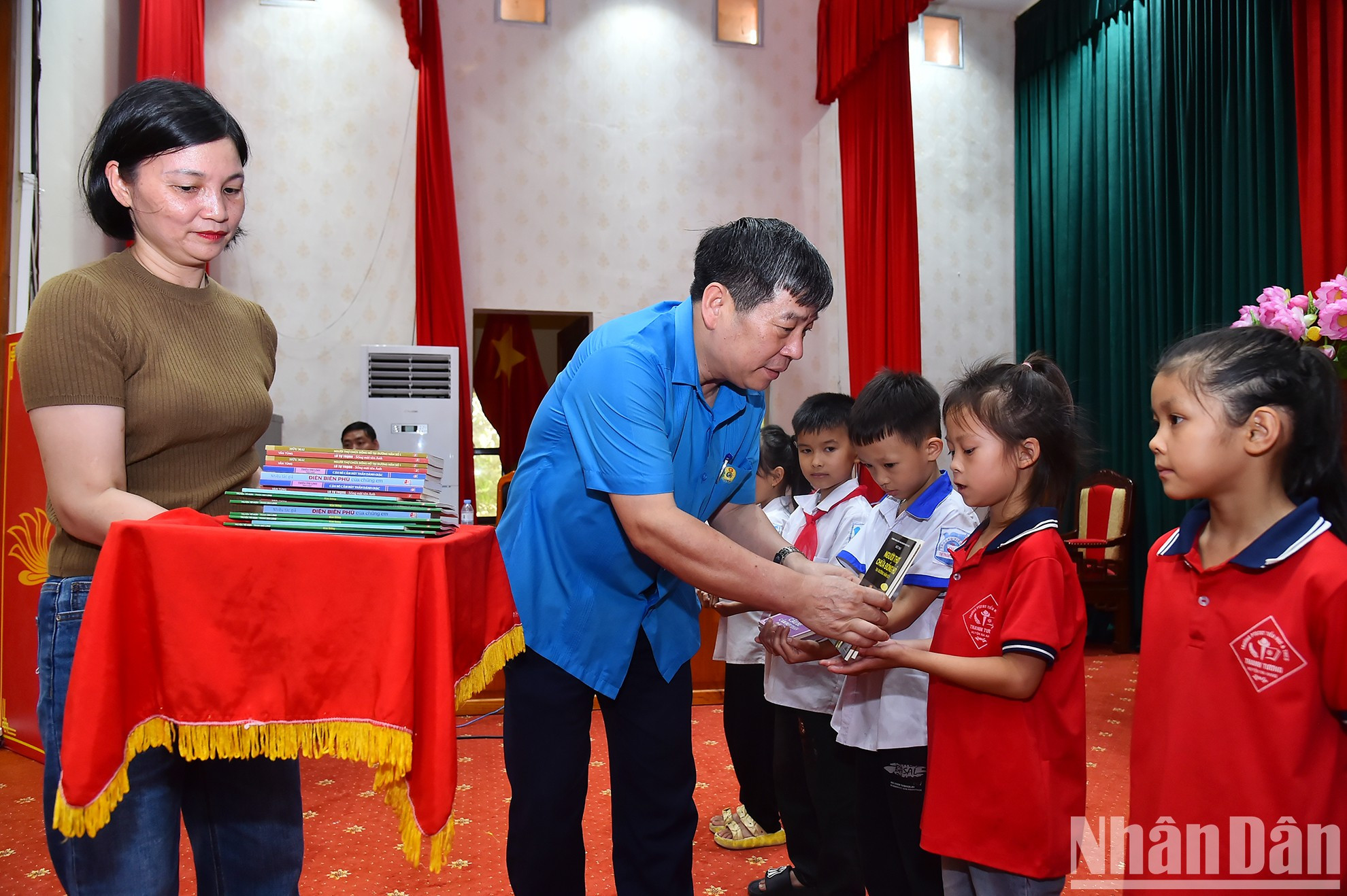 En el acto de entrega. En el acto de entrega.