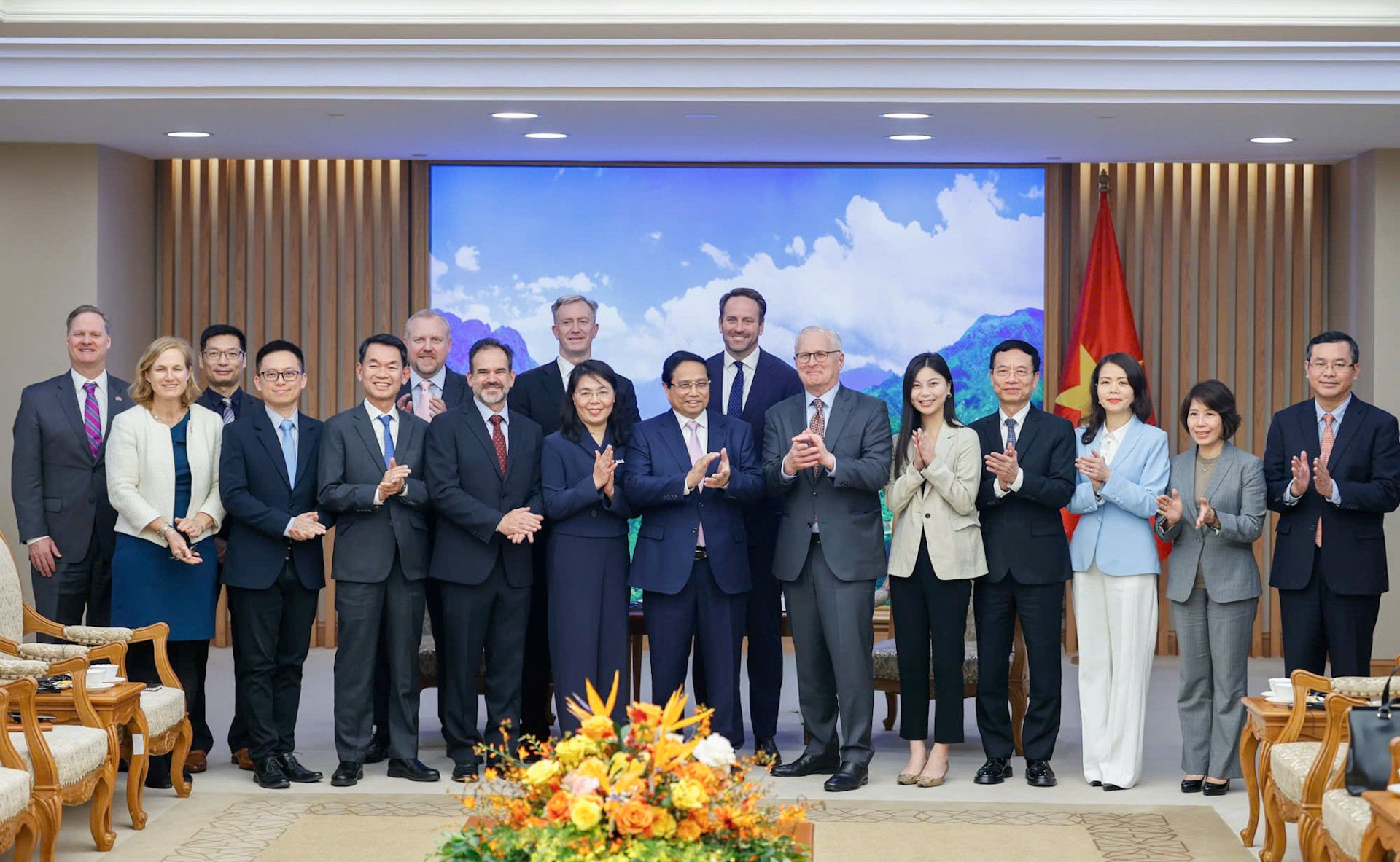 El premier anfitrión y John Neuffer, junto con ejecutivos de principales empresas de la industria de semiconductores estadounidense. El premier anfitrión y John Neuffer, junto con ejecutivos de principales empresas de la industria de semiconductores estadounidense.