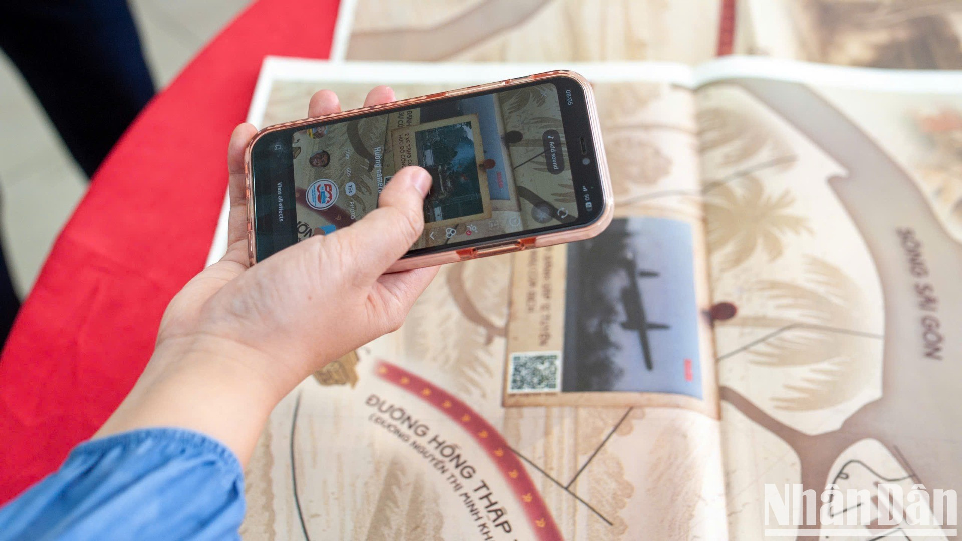 Un representante de Nhan Dan en la región central y la Altiplanicie Occidental enseña a lectores utilizar la tecnología integrada en el suplemento para mejorar su experiencia. Un representante de Nhan Dan en la región central y la Altiplanicie Occidental enseña a lectores utilizar la tecnología integrada en el suplemento para mejorar su experiencia.