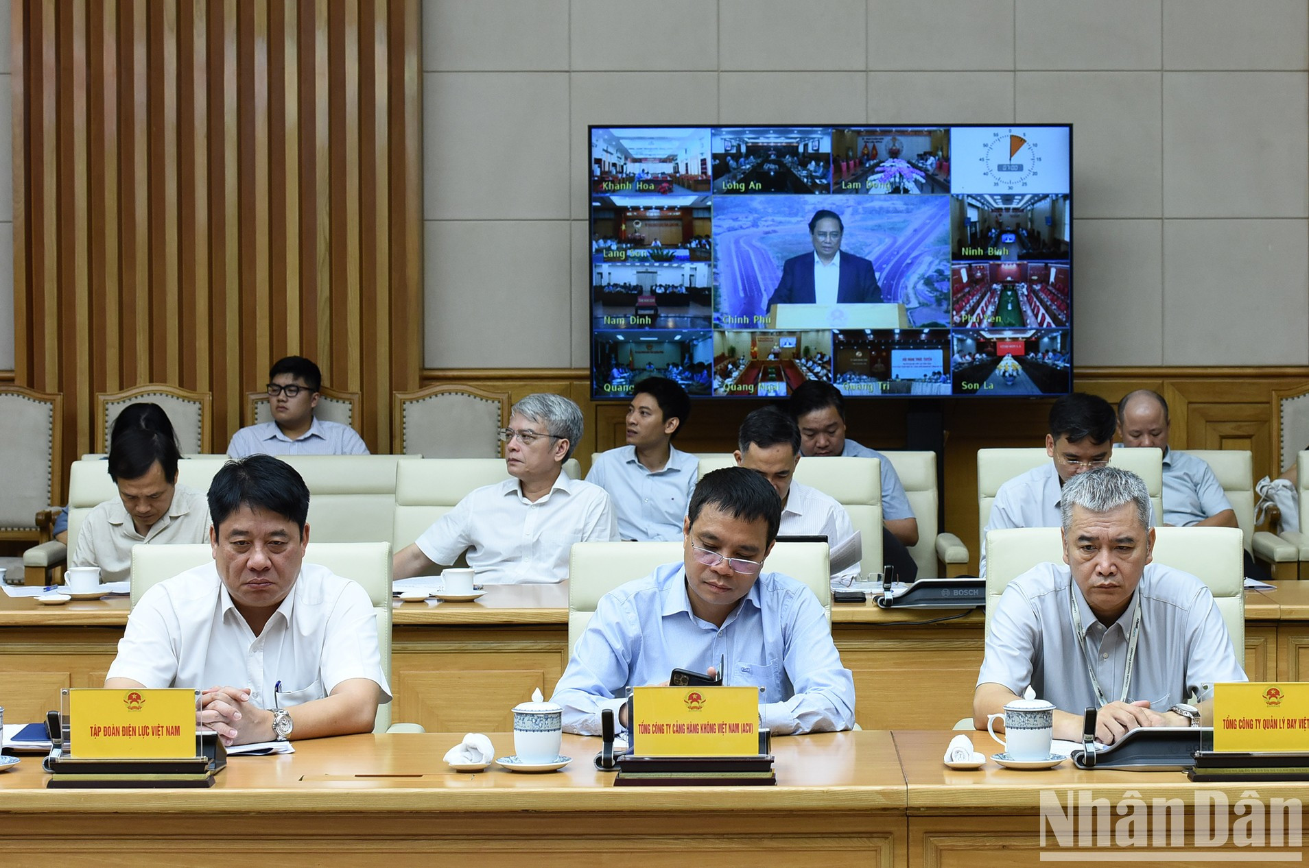 Representantes de las corporaciones y empresas.