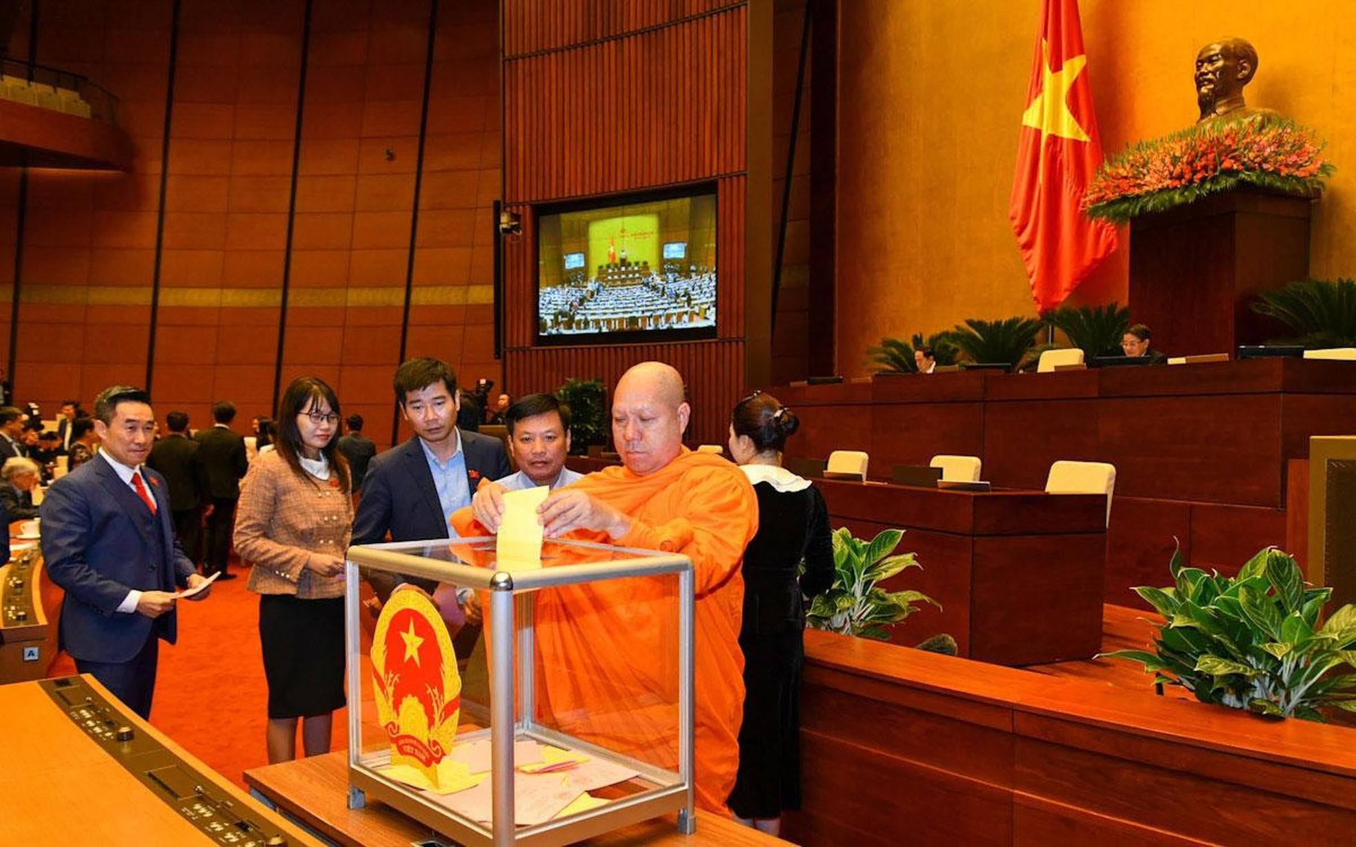 Los diputados depositan sus boletas en la urna. Los diputados depositan sus boletas en la urna.