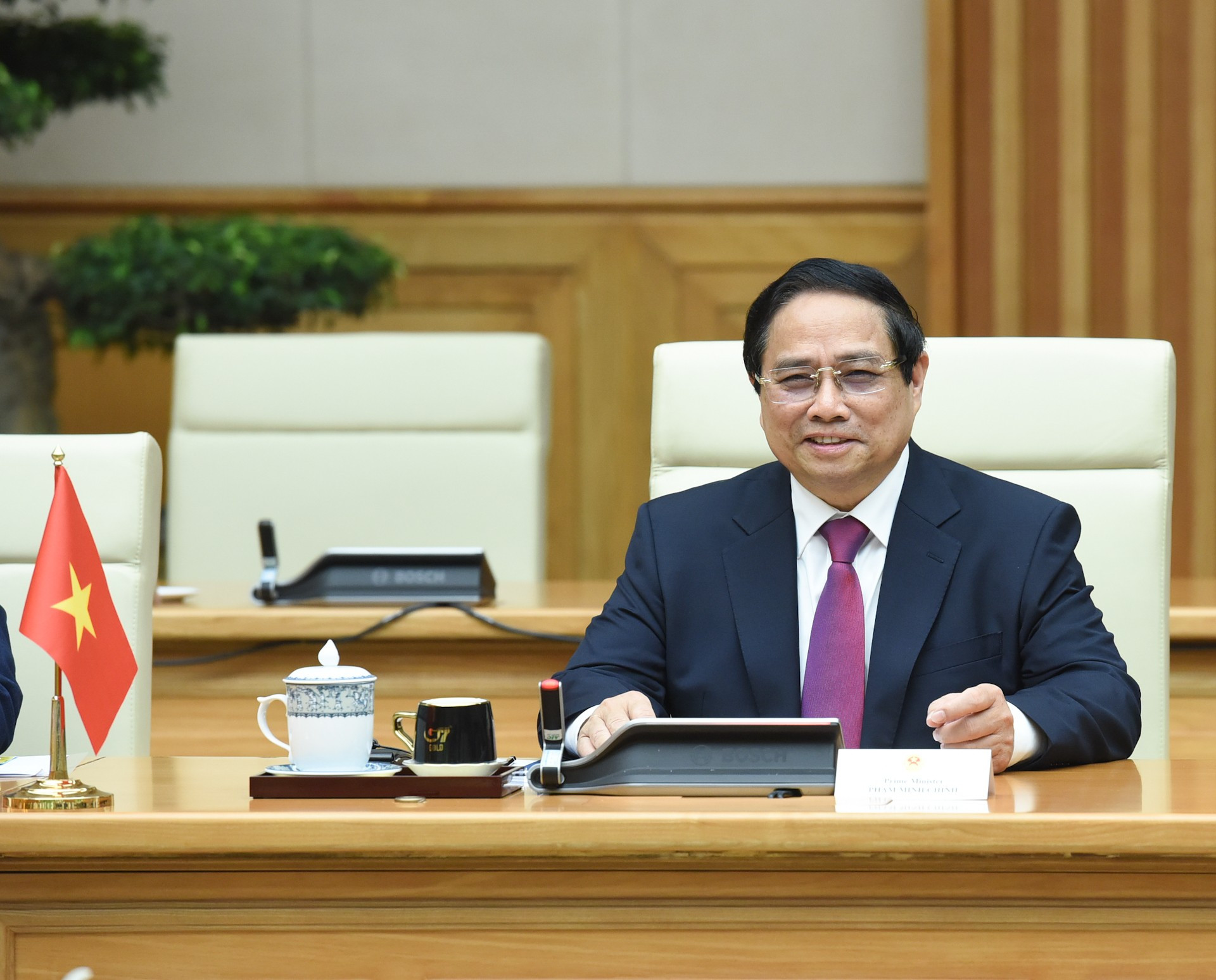 El premier vietnamita interviene en la reunión.