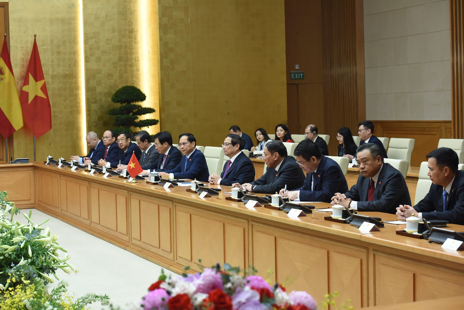 Representantes de la parte anfitriona.