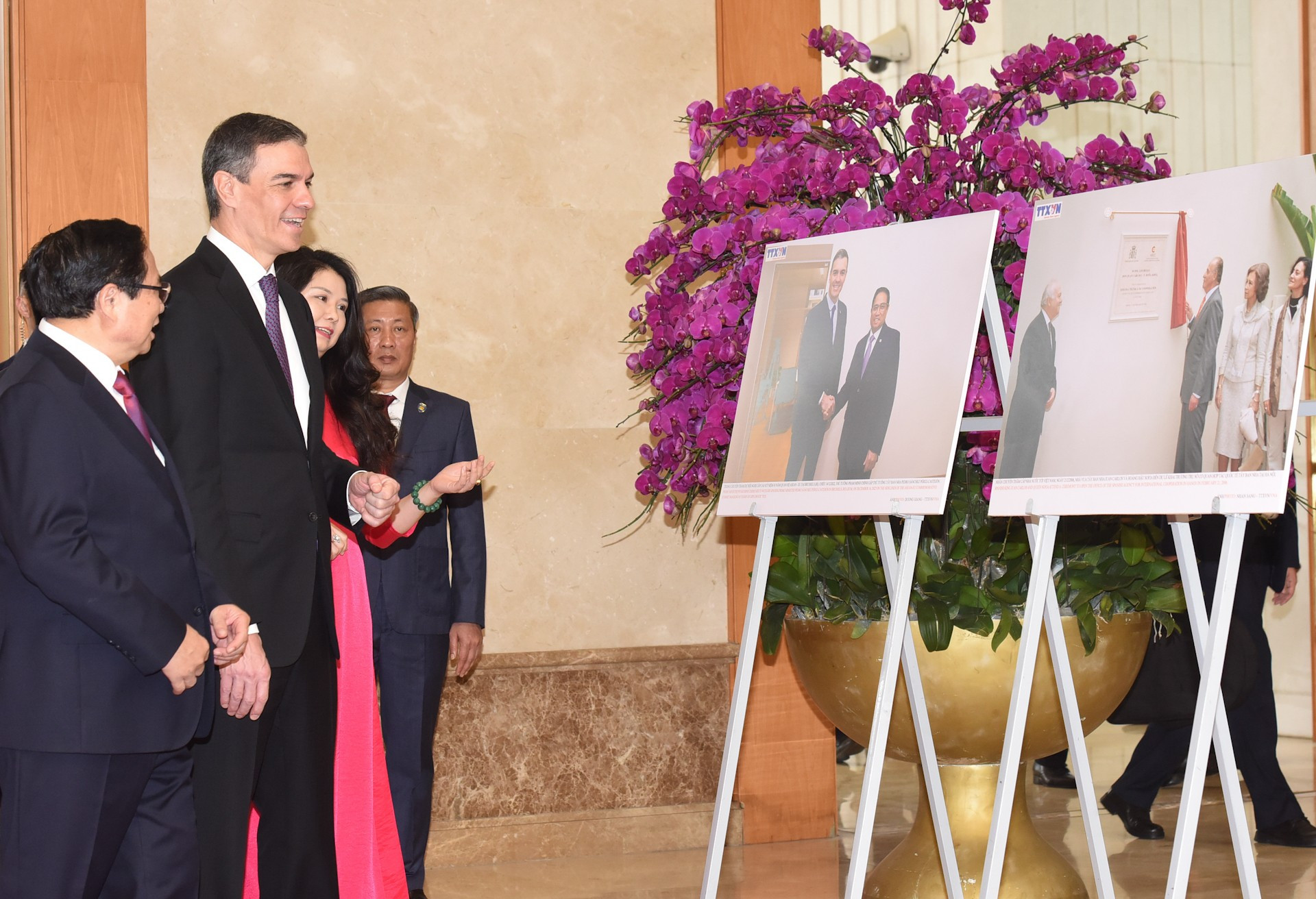 Los dos dirigentes recorren una exposición fotográfica sobre las relaciones entre Vietnam y España.