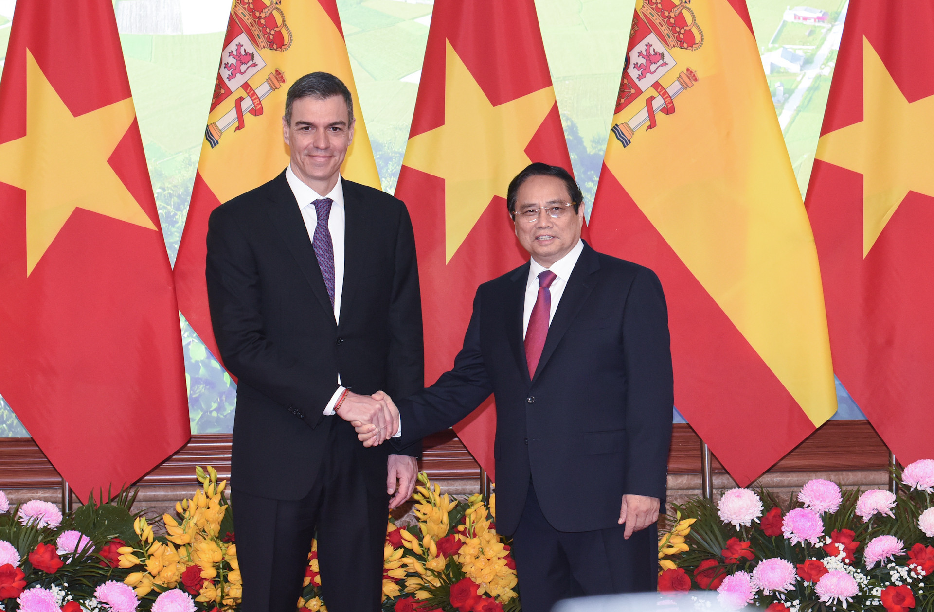 [Foto] Premier vietnamita sostiene conversaciones con presidente del Gobierno de España