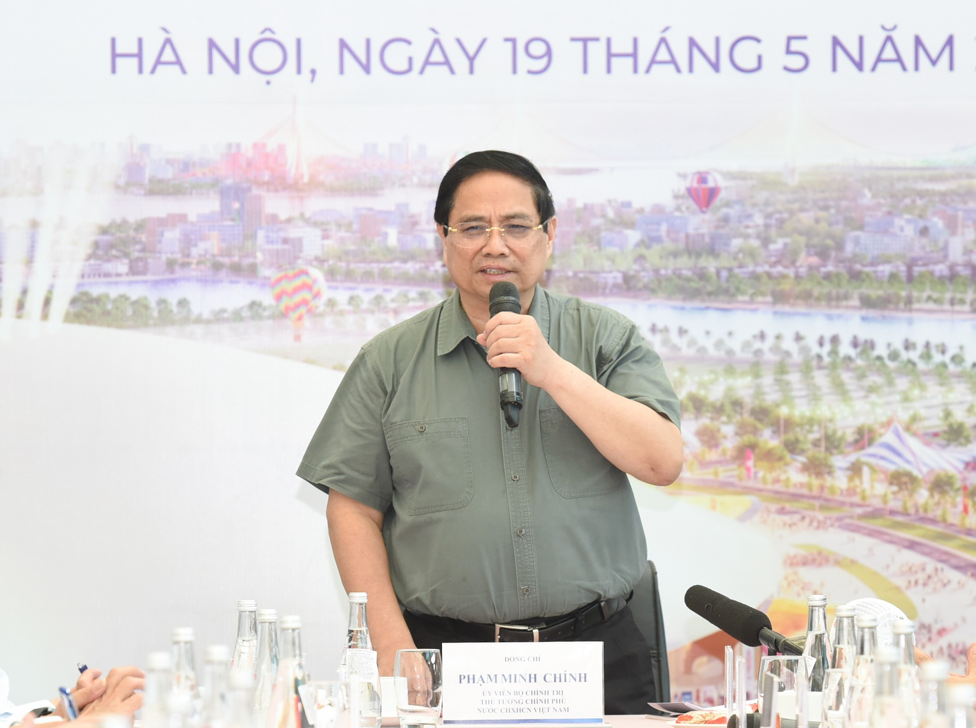 El primer ministro Pham Minh Chinh habla en la reunión. El primer ministro Pham Minh Chinh habla en la reunión.