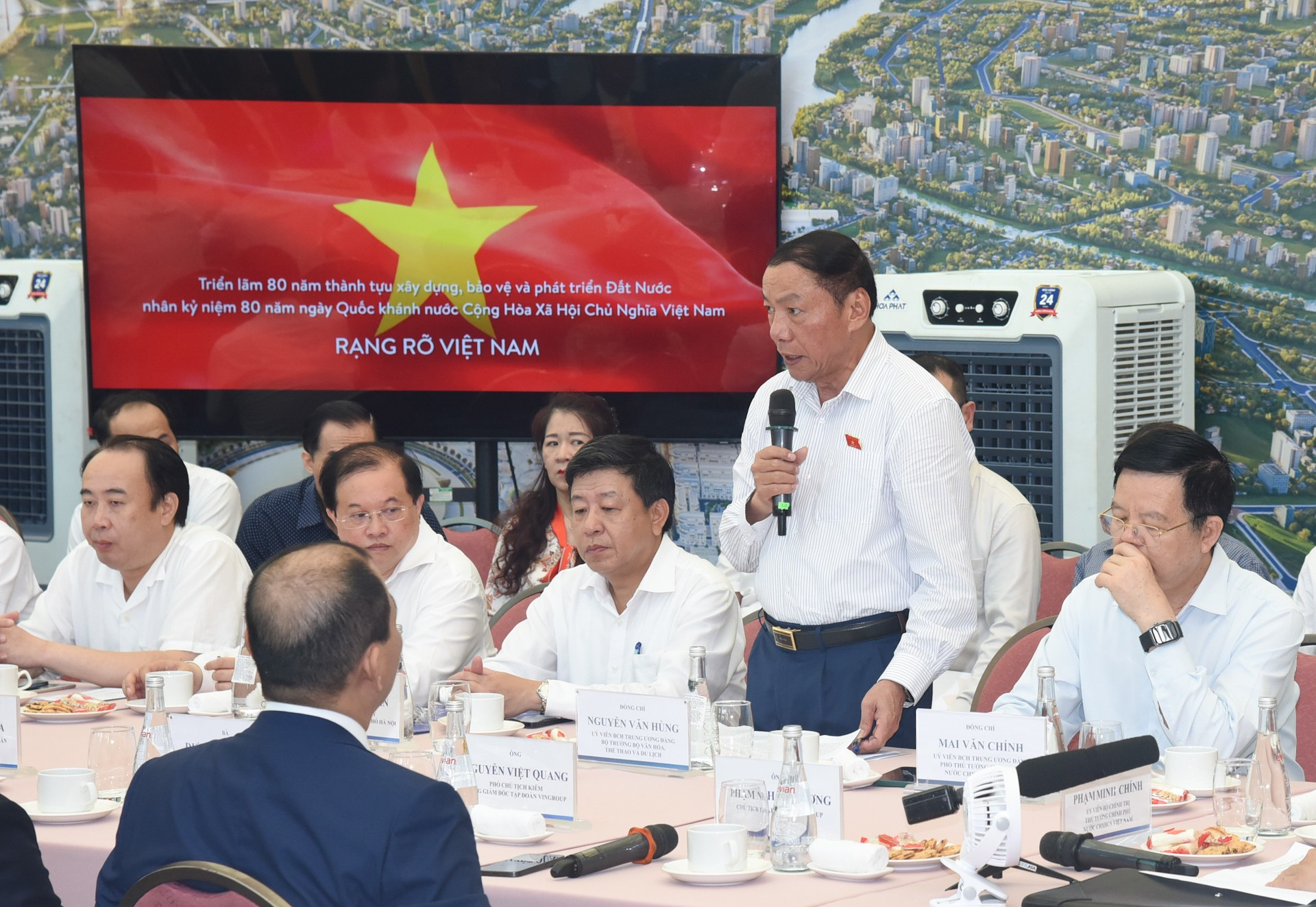 El ministro de Cultura, Deportes y Turismo, Nguyen Van Hung, aporta opiniones. El ministro de Cultura, Deportes y Turismo, Nguyen Van Hung, aporta opiniones.