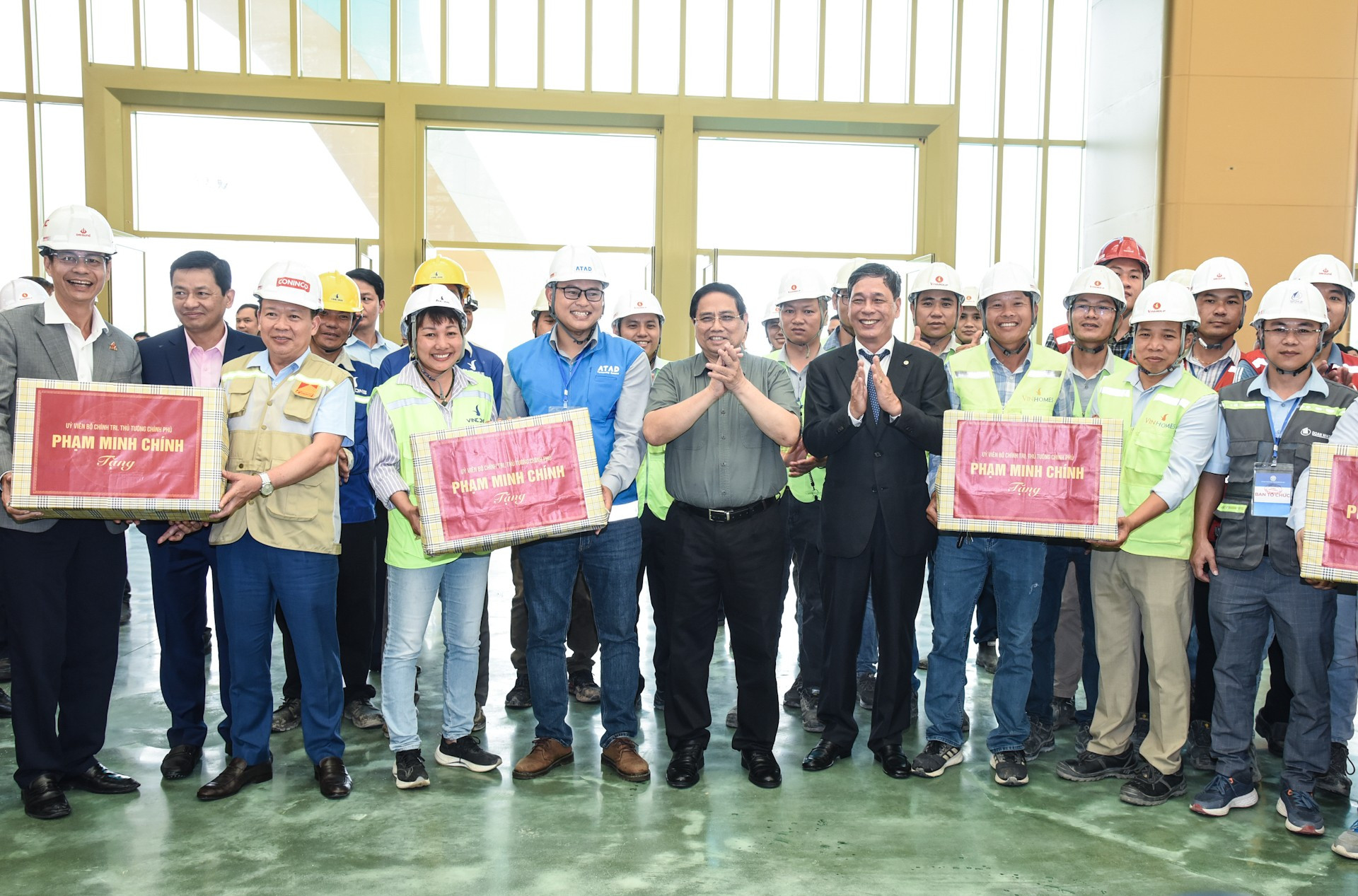 El premier entrega regalos de ánimo a los realizadores del proyecto. El premier entrega regalos de ánimo a los realizadores del proyecto.