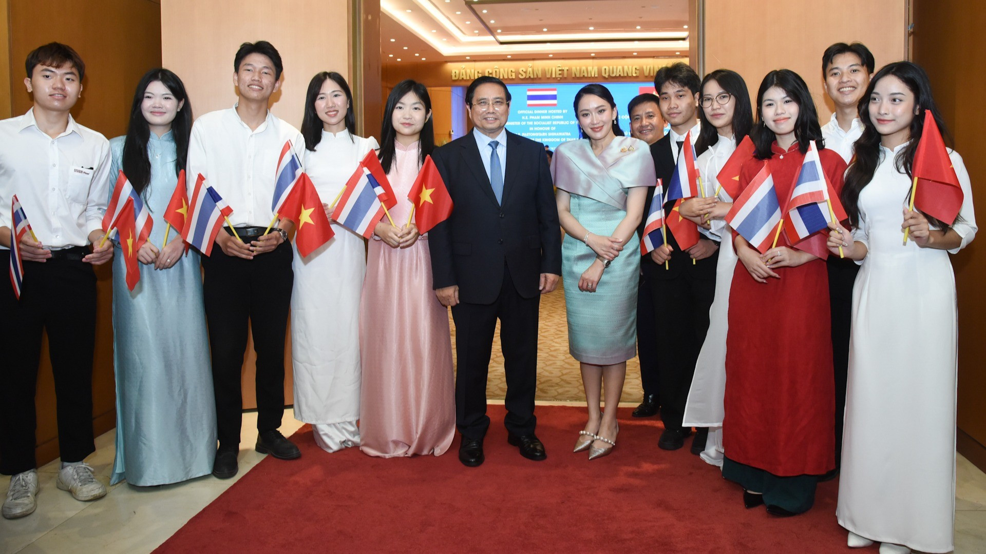 Los dos dirigentes y estudiantes de la Universidad Nacional de Hanói. Los dos dirigentes y estudiantes de la Universidad Nacional de Hanói.