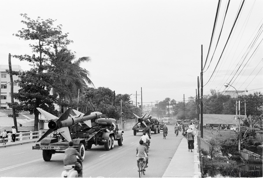Todas las fuerzas destinadas al ataque contra Saigón estaban listas. Los oficiales y soldados rebosaban de espíritu combativo y determinación de victoria. En los cascos, en las mangas, en las culatas de los fusiles, en los cañones y en los costados de los vehículos, todos llevaban escrita la frase del querido Tío Ho: “¡Adelante! La victoria total será nuestra”.
