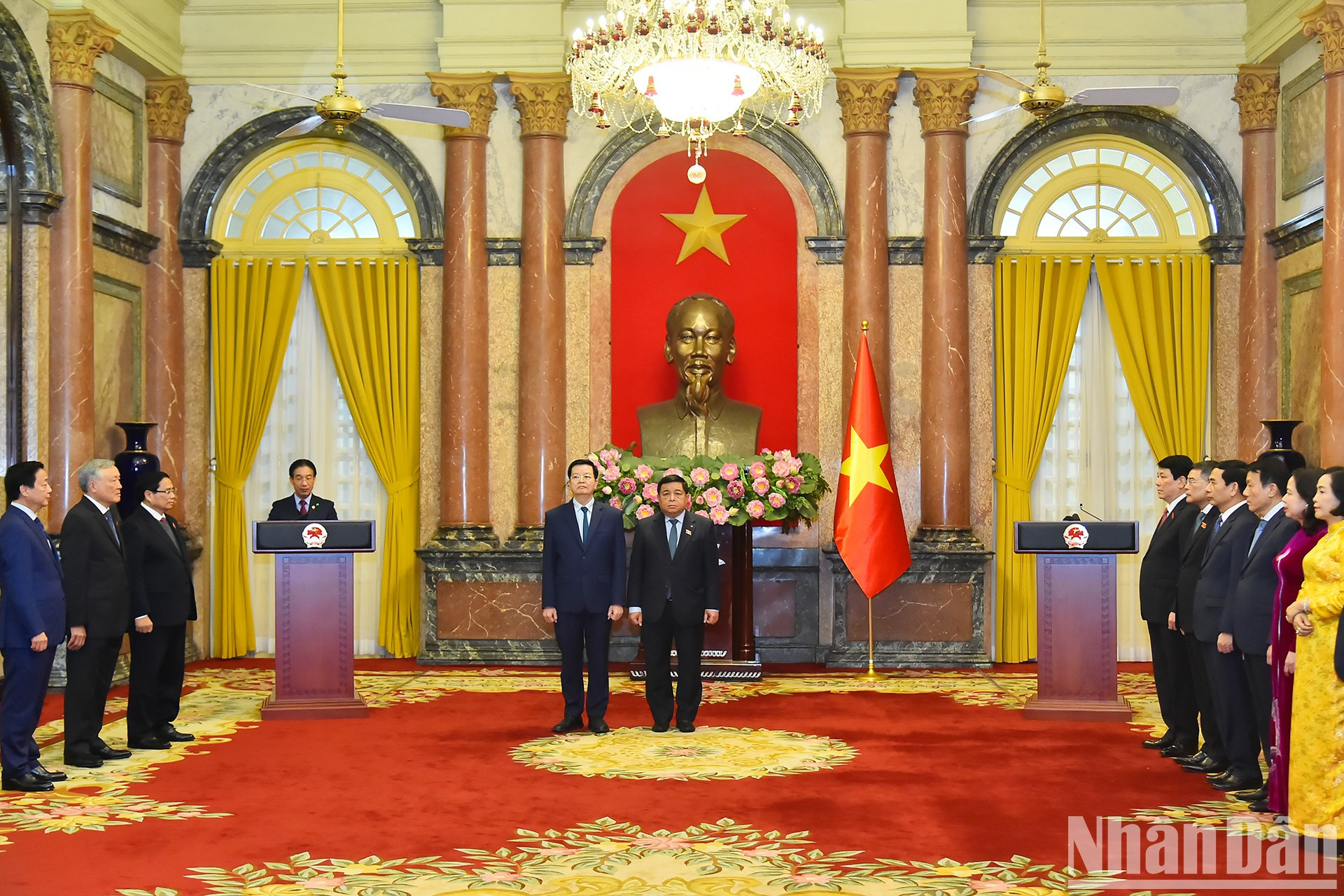 Por autorización del Presidente del Estado, el subjefe de la Oficina Presidencial Pham Thanh Ha anuncia la decisión del Presidente sobre la designación a los miembros del Comité Central del Partido Nguyen Chi Dung y Mai Van Chinh como vice primer ministro del Gobierno. Por autorización del Presidente del Estado, el subjefe de la Oficina Presidencial Pham Thanh Ha anuncia la decisión del Presidente sobre la designación a los miembros del Comité Central del Partido Nguyen Chi Dung y Mai Van Chinh como vice primer ministro del Gobierno.