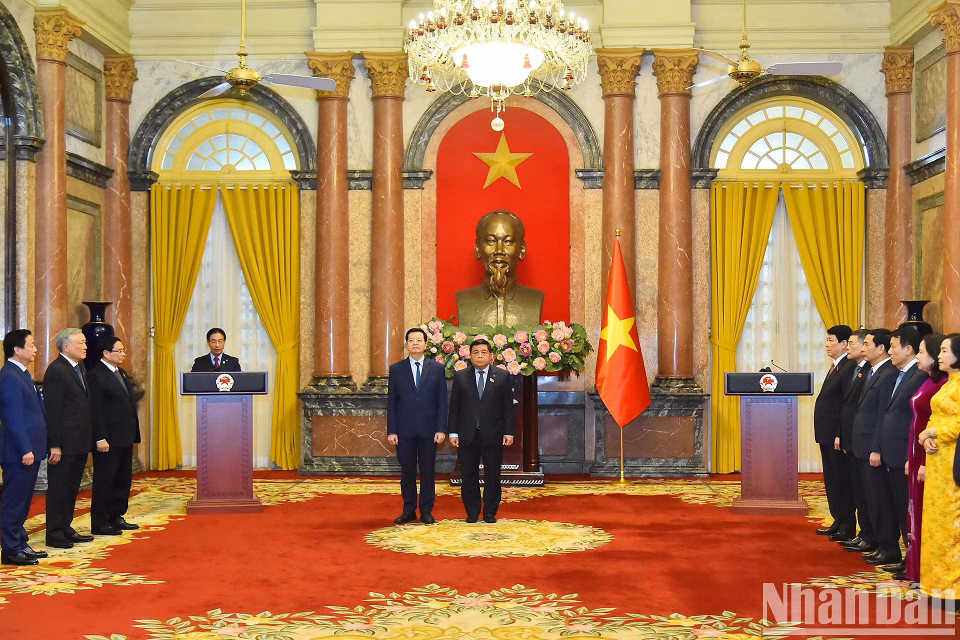 Por autorización del Presidente del Estado, el subjefe de la Oficina Presidencial Pham Thanh Ha anuncia la decisión del Presidente sobre la designación a los miembros del Comité Central del Partido Nguyen Chi Dung y Mai Van Chinh como vice primer ministro del Gobierno.