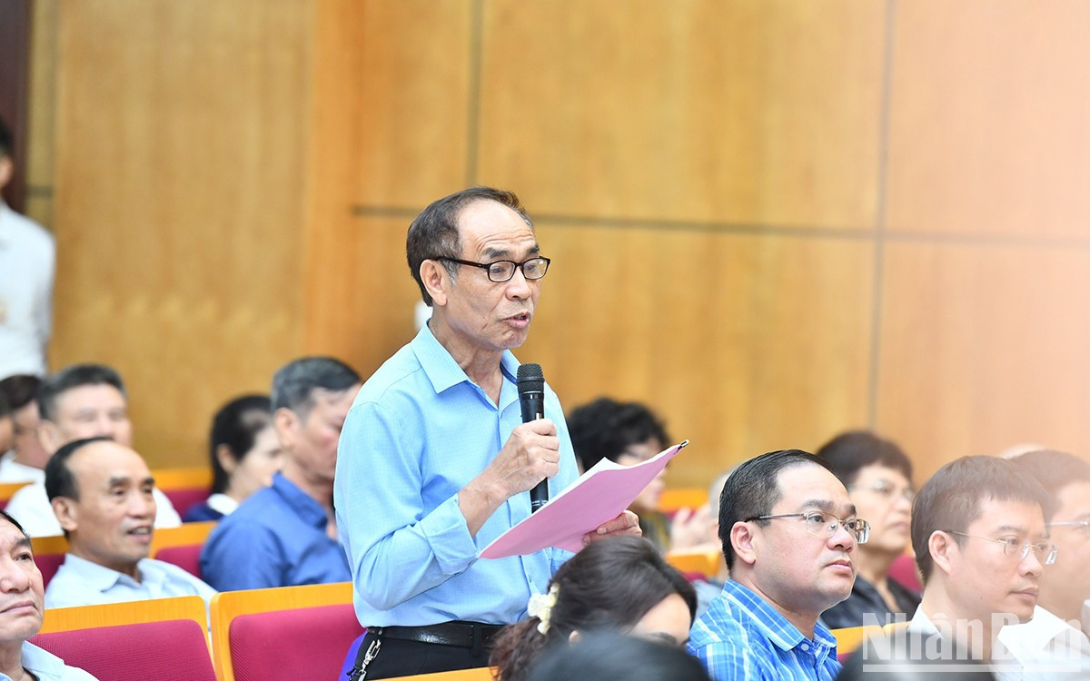 Un votante del distrito de Hai Ba Trung.