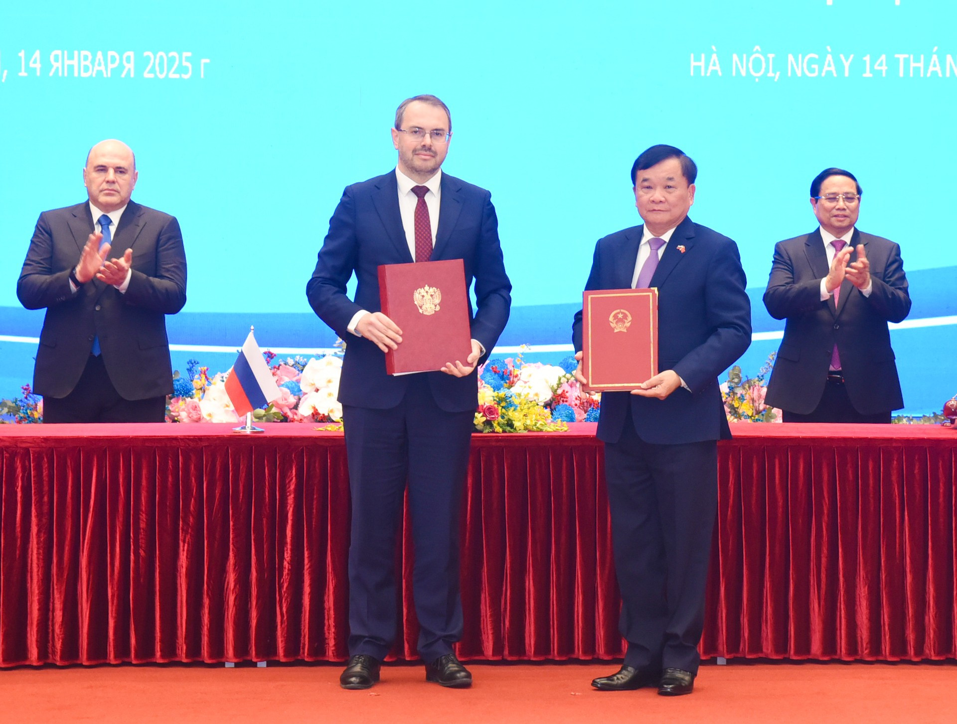 Ambos dirigentes presencian la rúbrica del Acuerdo entre los dos Gobiernos sobre la transferencia de buques de investigación científica al Centro Tropical Vietnam-Rusia para el estudio conjunto de las ciencias marinas.