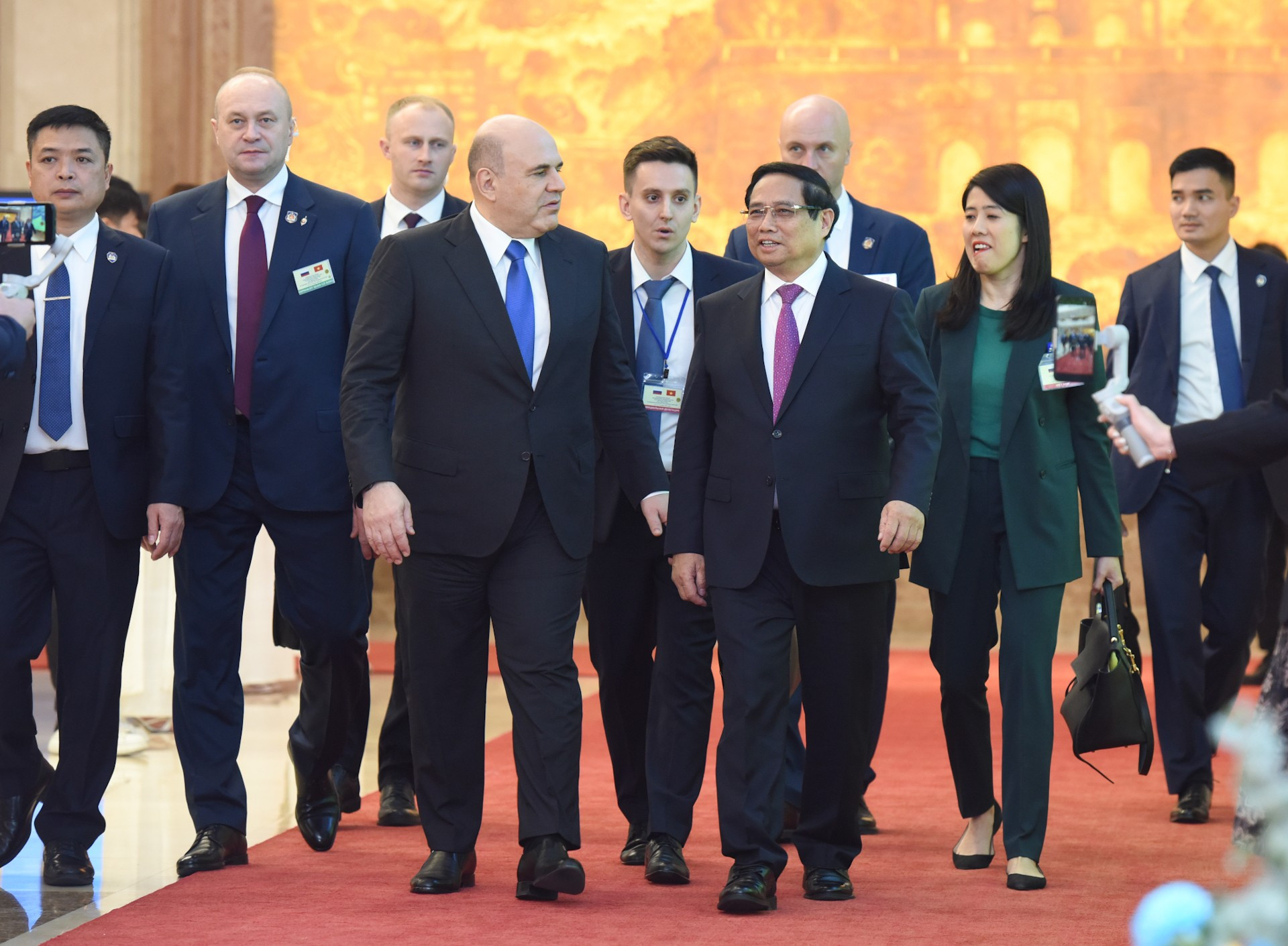 El primer ministro de Vietnam, Pham Minh Chinh, y su homólogo de Rusia, Mikhail Vladimirovich Mishustin, llegan a la ceremonia de firma.