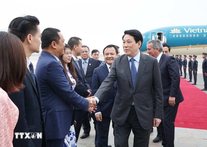 Vietnamitas en Perú dan la bienvenida al presidente Luong Cuong. Vietnamitas en Perú dan la bienvenida al presidente Luong Cuong.