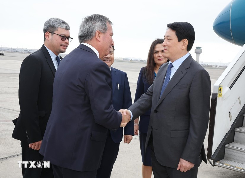 Representantes del gobierno de Perú reciben al presidente de Vietnam. Representantes del gobierno de Perú reciben al presidente de Vietnam.