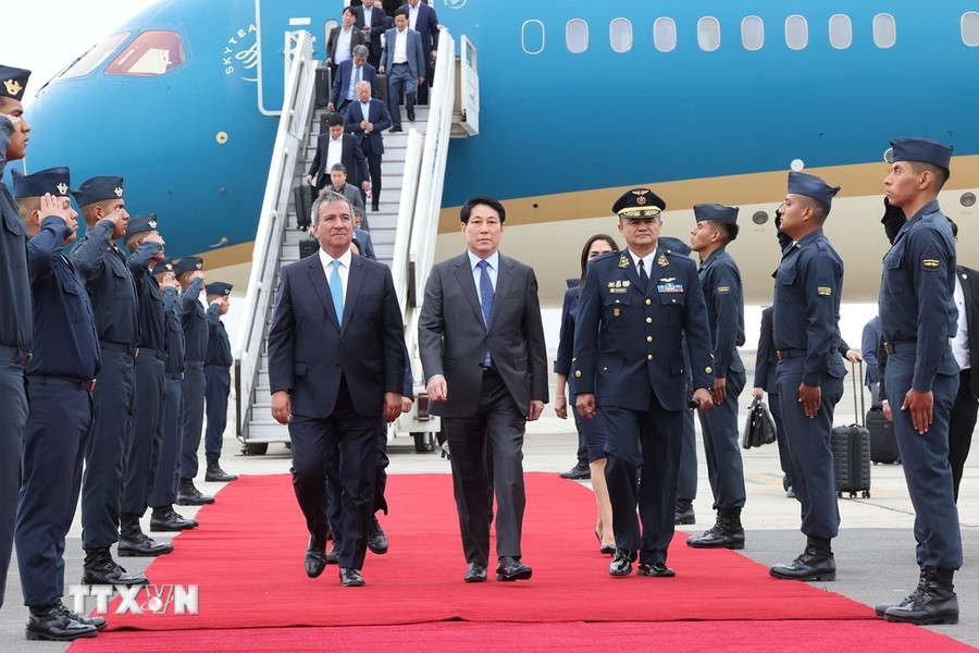 En la ceremonia de bienvenida al jefe de Estado vietnamita en el Aeropuerto Internacional Jorge Chávez. En la ceremonia de bienvenida al jefe de Estado vietnamita en el Aeropuerto Internacional Jorge Chávez.