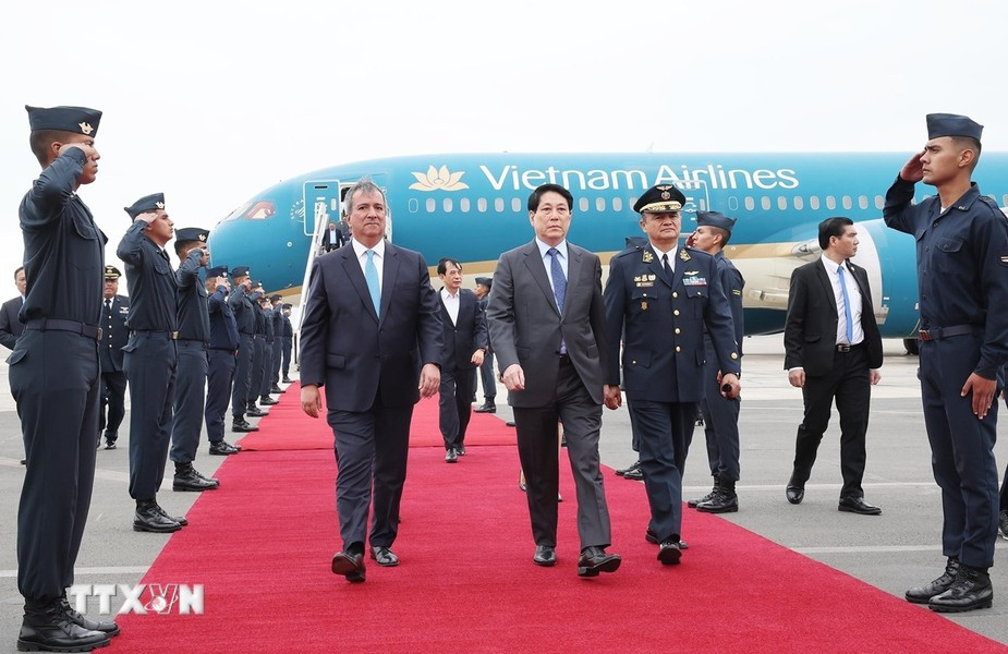 El presidente de Vietnam en el Aeropuerto Internacional Jorge Chávez. El presidente de Vietnam en el Aeropuerto Internacional Jorge Chávez.