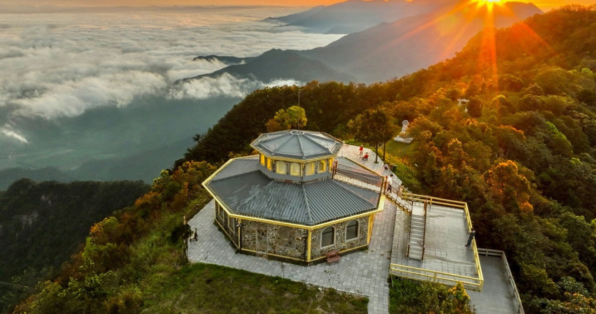 En el pico de la cordillera descuella Vong Hai Dai (Mirador al Mar), situado a más de mil 400 metros sobre el nivel del mar. La temperatura aquí promedia aproximadamente 20 grados centígrados. En las zonas de mediana altitud de esta sierra, los franceses planificaron 139 villas para sus vacaciones de verano. En la actualidad, el Parque Nacional de Bach Ma es un destino popular para los amantes de la naturaleza. En el pico de la cordillera descuella Vong Hai Dai (Mirador al Mar), situado a más de mil 400 metros sobre el nivel del mar. La temperatura aquí promedia aproximadamente 20 grados centígrados. En las zonas de mediana altitud de esta sierra, los franceses planificaron 139 villas para sus vacaciones de verano. En la actualidad, el Parque Nacional de Bach Ma es un destino popular para los amantes de la naturaleza.