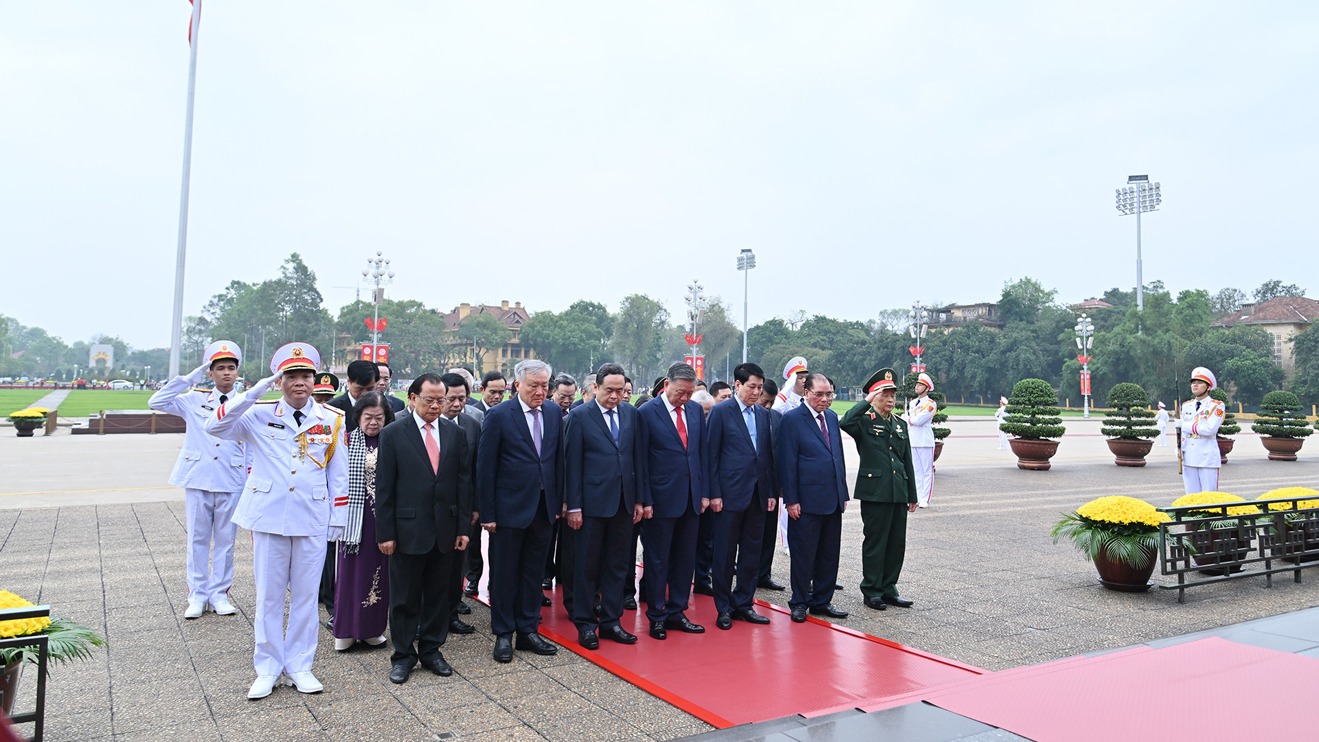 [Foto] Dirigentes del Partido y del Estado rinden homenaje al Presidente Ho Chi Minh