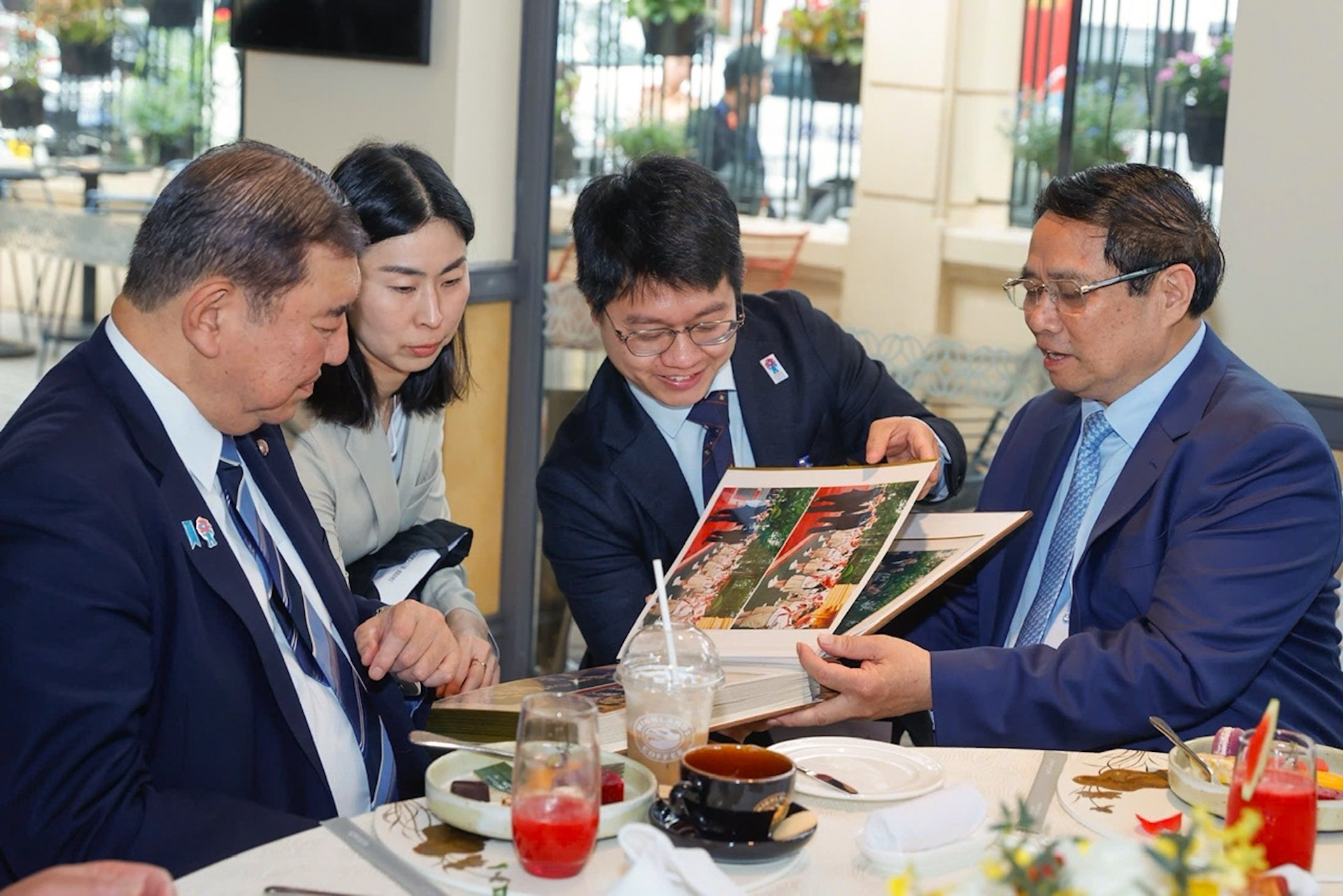 El dirigente vietnamita y su esposa entregan a la pareja nipona un álbum sobre su visita a Vietnam.