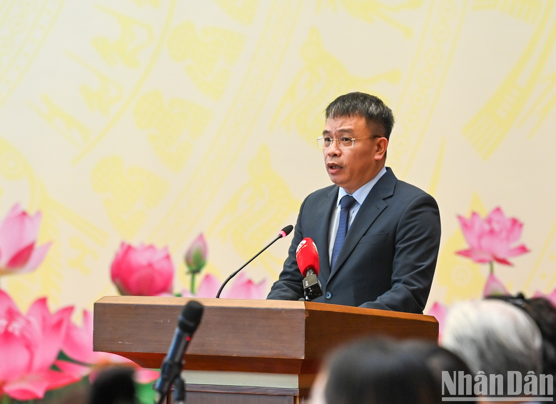 El director del Fondo de Becas Vu A Dinh, Nguyen Phan Khue, presenta un informe.