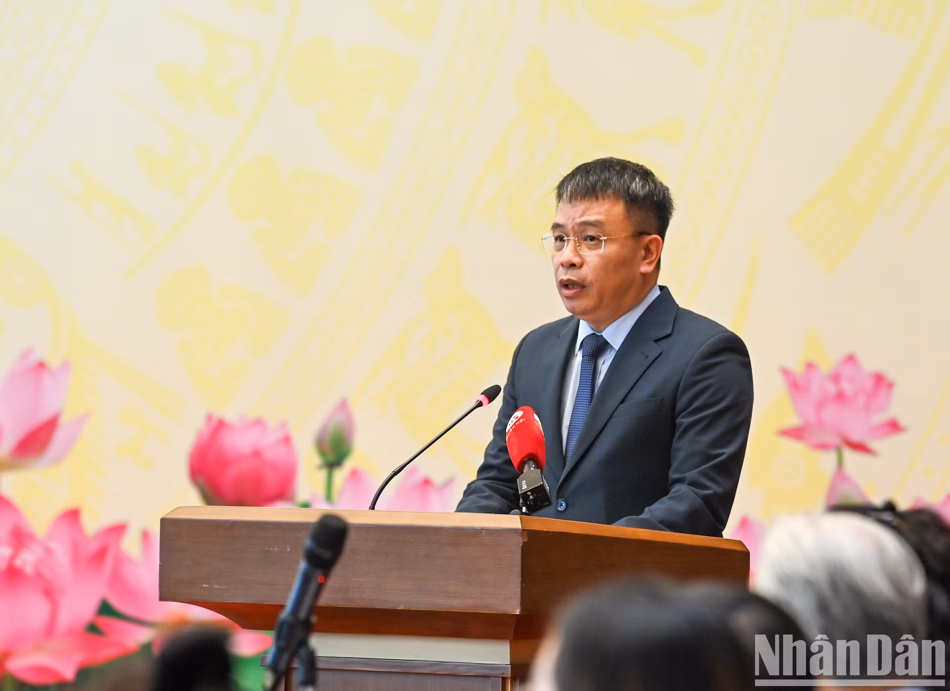 El director del Fondo de Becas Vu A Dinh, Nguyen Phan Khue, presenta un informe.