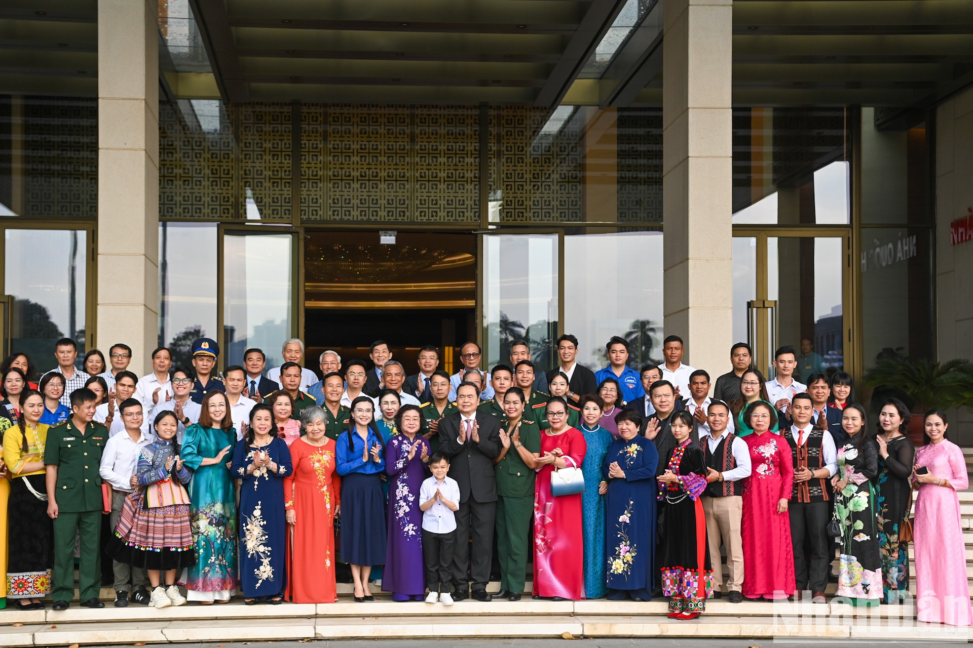 El dirigente parlamentario posa junto a los delegados.