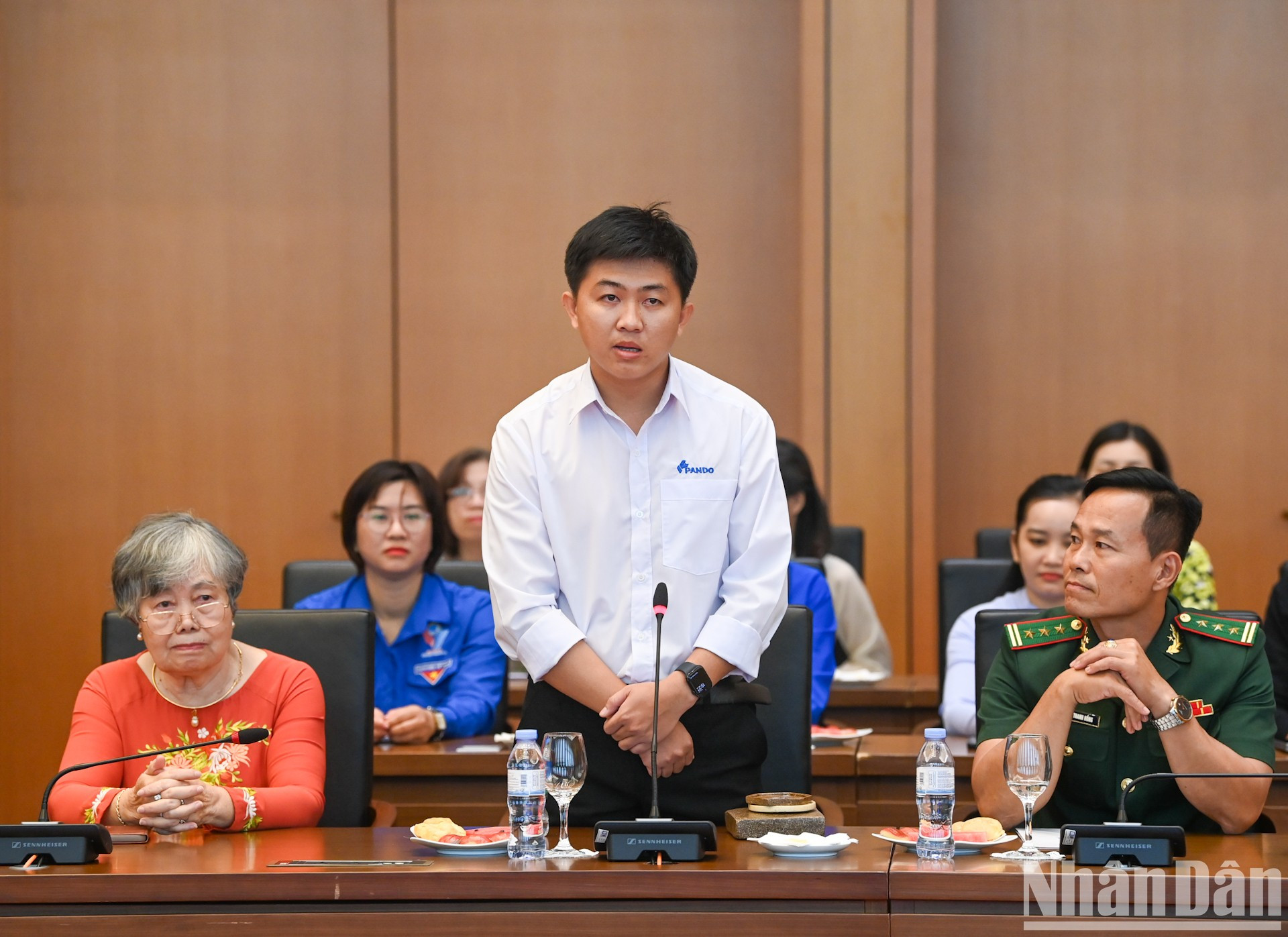 Pham Manh Dinh, una de las personas que han recibido el Premio, habla en la reunión.