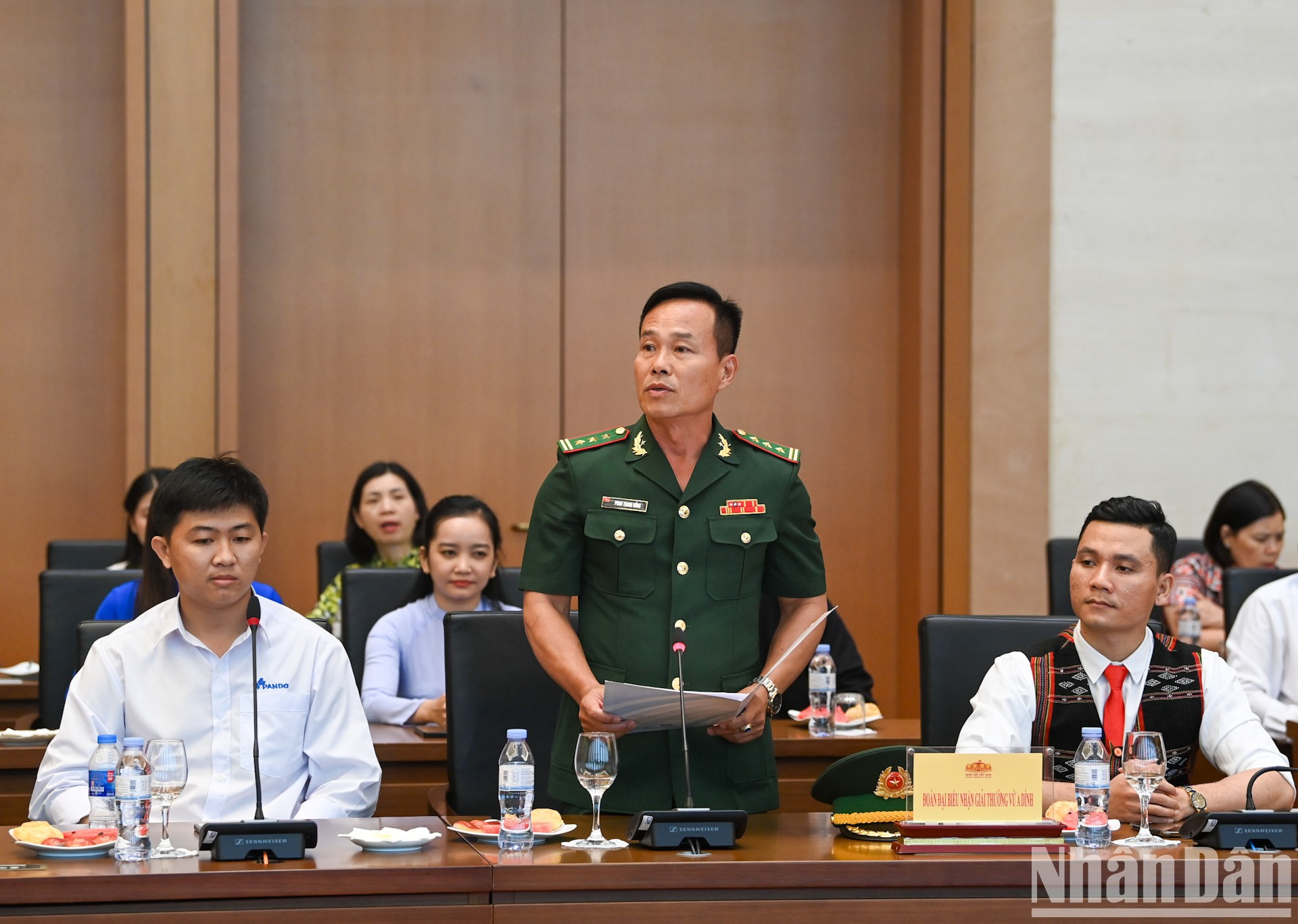El teniente coronel Phan Thanh Hong, en servicio en la estación de guardia fronteriza de Nhon Mai, distrito de Tuong Duong, provincia de Nghe An.