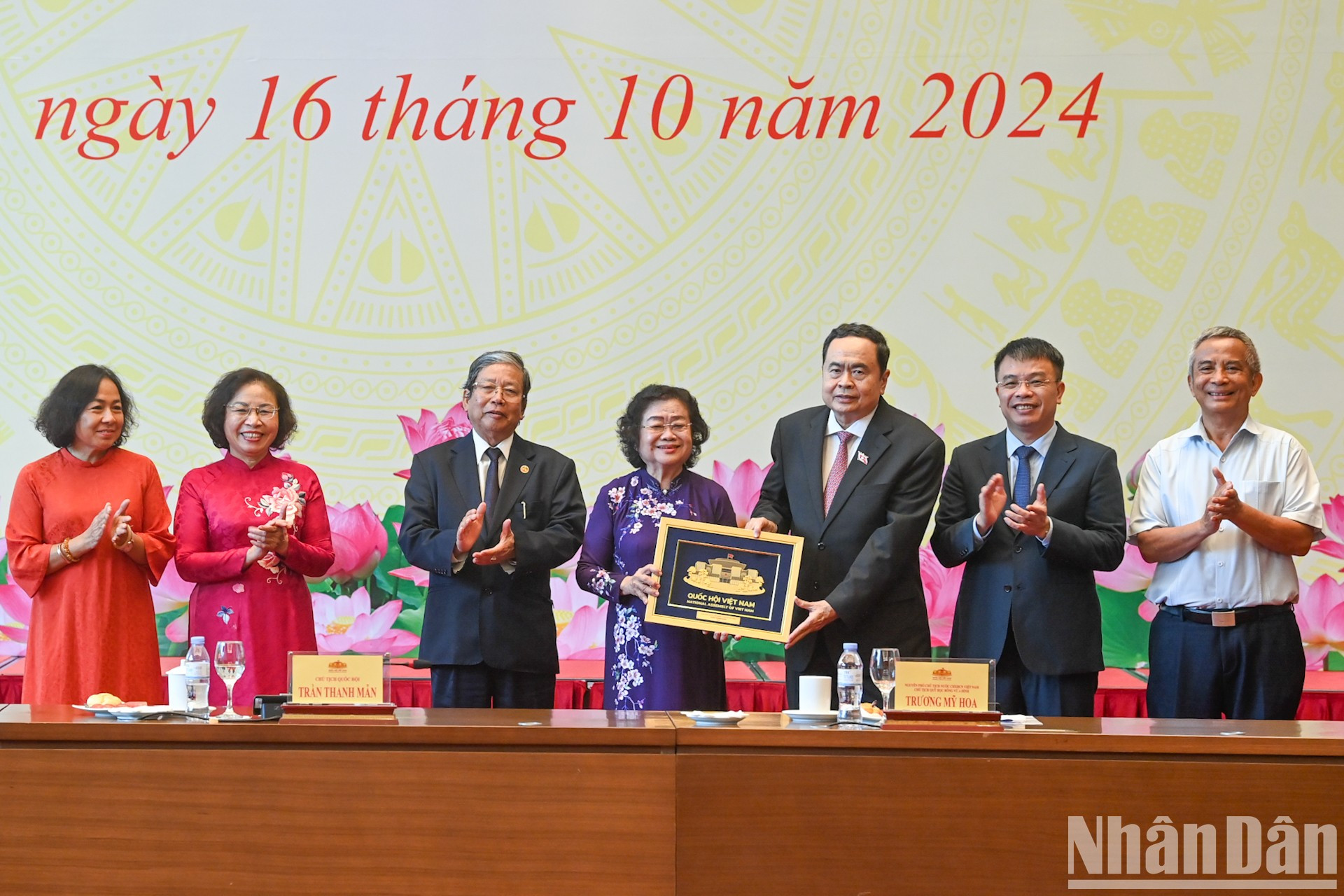 Thanh Man entrega un regalo al Fondo.