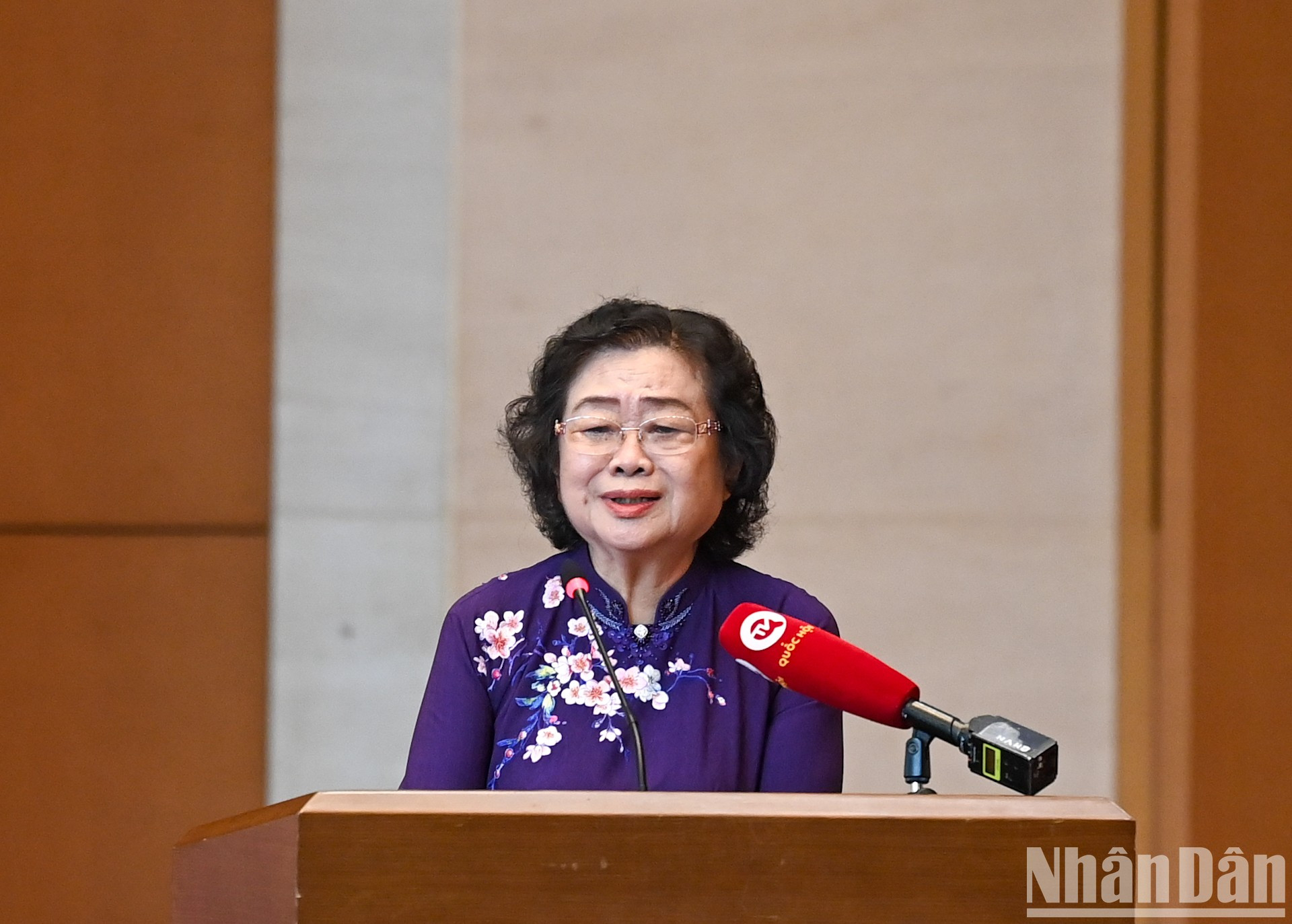 La presidenta del Fondo de Becas Vu A Dinh, Truong My Hoa.