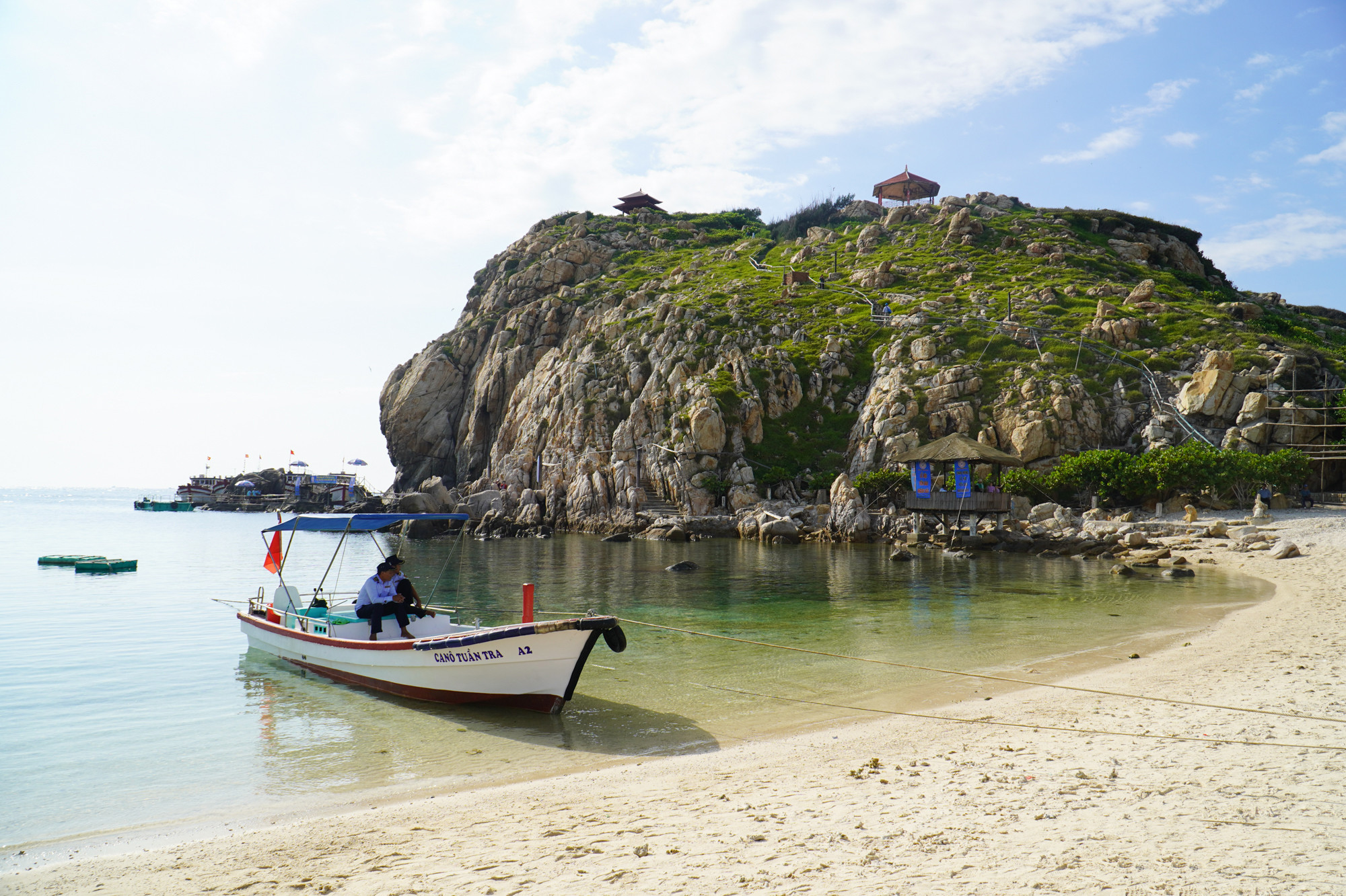 En el puerto local los viajeros pueden comprar boletos de transbordador a la isla, cada uno a un precio de 490 mil-790 mil dongs vietnamitas, para recorrerla en un día. El momento ideal de visita es de marzo a septiembre, ya que el resto del año suele traer fuertes lluvias y mar embravecido.