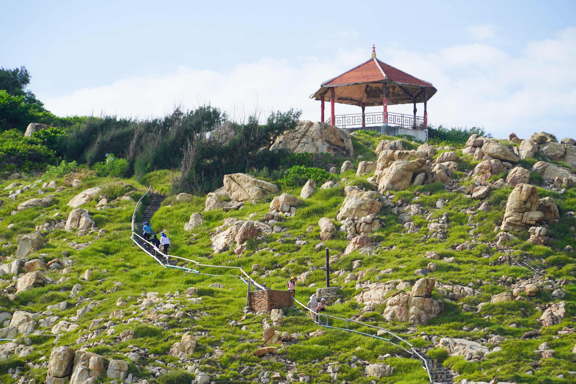 Desde la cima local de Du Ha, a 90 metros de altura, los turistas pueden obtener una vista panorámica del mar y la isla. El tiempo está bastante templado y fresco.