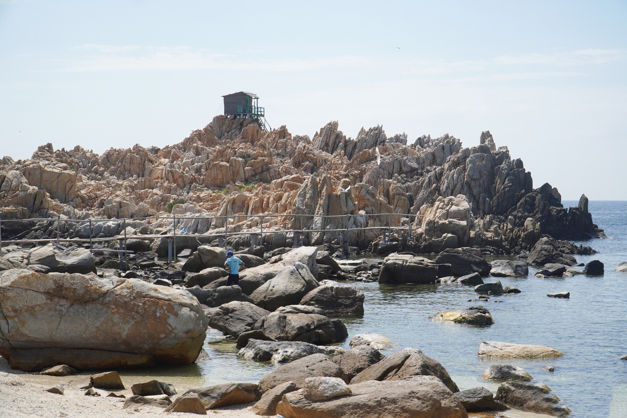 La isla fue dotada por la Madre Naturaleza de paisajes vírgenes y magníficos, acantilados escarpados, mar turquesa y brisas frescas.