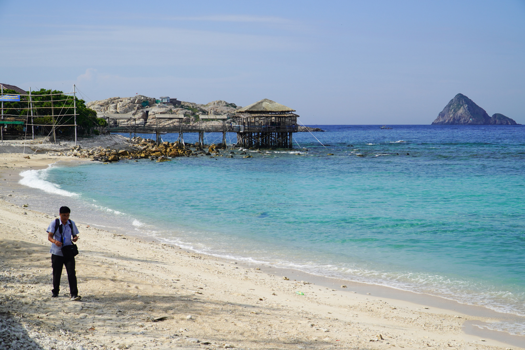 Nguyen The Quang, de la ciudad altiplánica de Da Lat, arriba a la isla de Yen a finales de junio. Es la segunda vez que viene para explorar las muchas curiosidades aún ocultas en la isla.