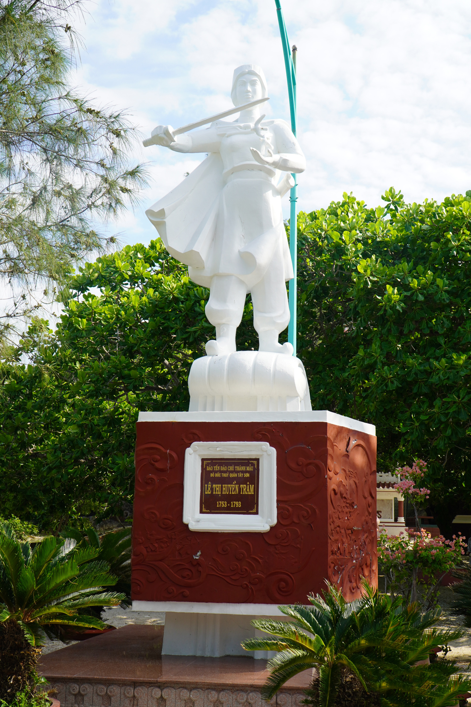 El 10 de mayo de 1793, la gran almirante Le Thi Huyen Tram y numerosos soldados del ejército de Tay Son sacrificaron sus vidas en defensa de las aguas territoriales e islas de golondrinas, por lo que fue reverenciada como Diosa madre de las islas.