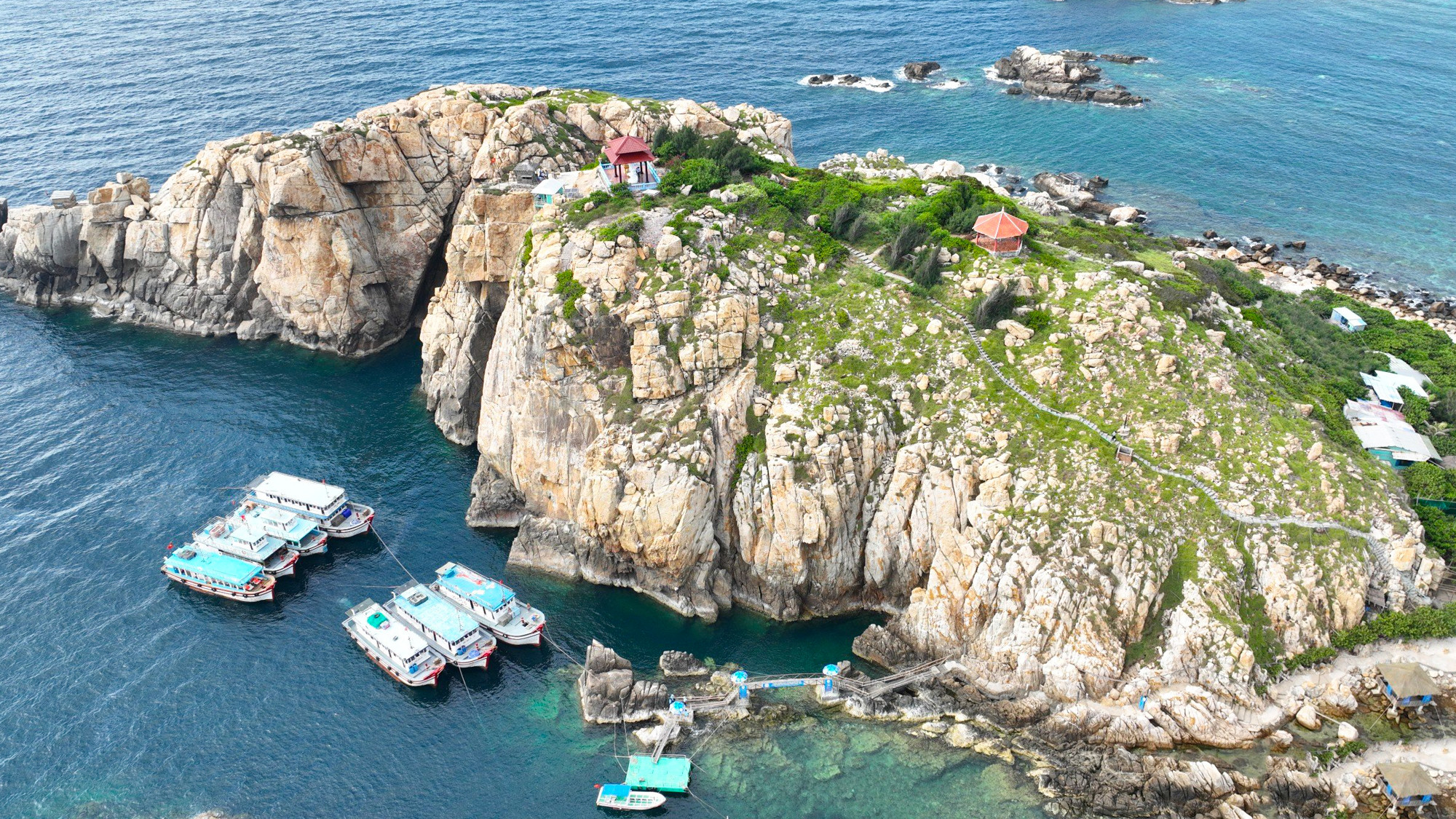 La isla está extremadamente limpia, gracias al control del número de turistas y a las medidas adoptadas para proteger el medio ambiente.