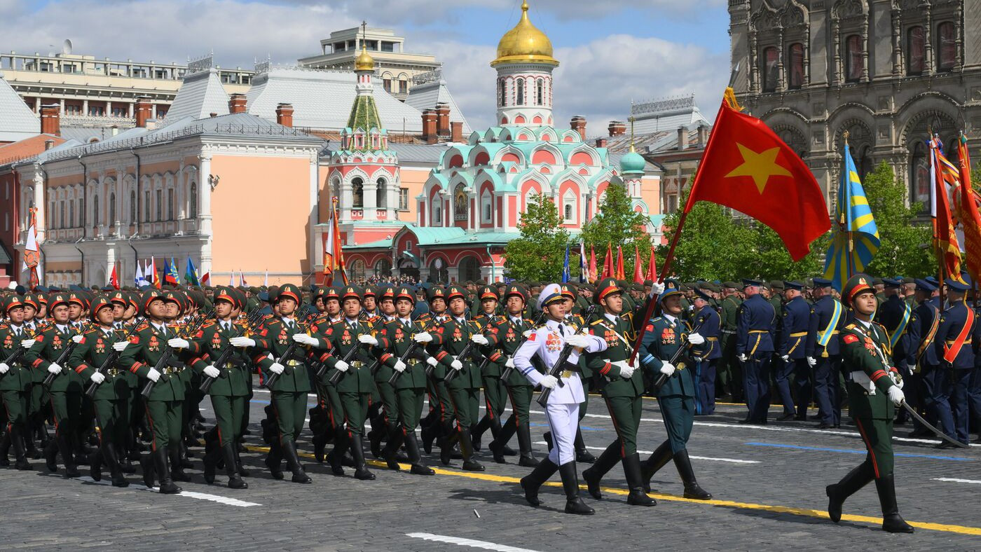 La delegación del Ejército Popular de Vietnam, integrada por 68 oficiales de la Escuela de Oficiales del Ejército 1, marcha por el escenario. La participación de este país en el desfile contribuye a reafirmar su política exterior de independencia, autodeterminación, y multilateralización y diversificación de las relaciones, así como su responsabilidad en la construcción y el mantenimiento de un entorno de paz, estabilidad, cooperación y desarrollo.