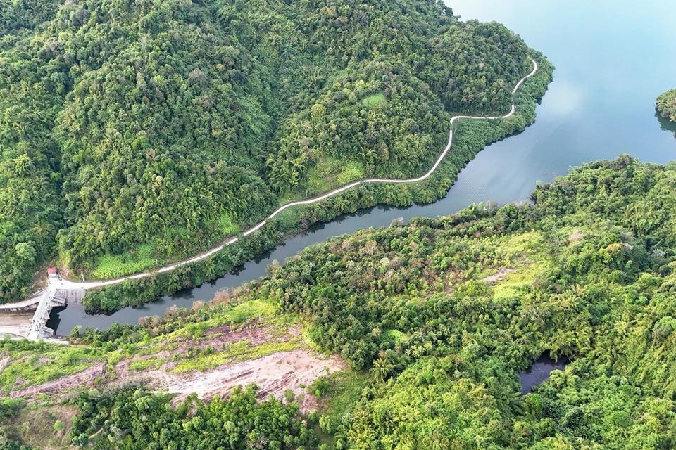 El camino hacia el embalse del lago Da Teh. El camino hacia el embalse del lago Da Teh.
